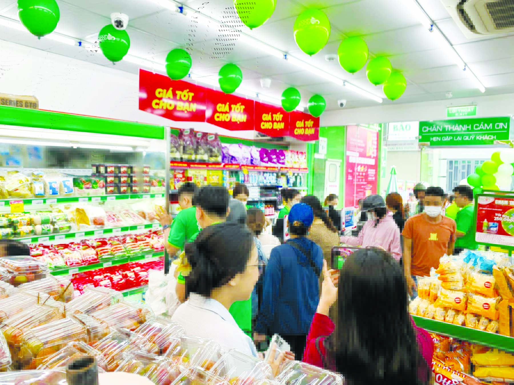 Không khí mua sắm sôi động tại Co.op Food Hiệp Bình Chánh trong ngày đầu khai trương
