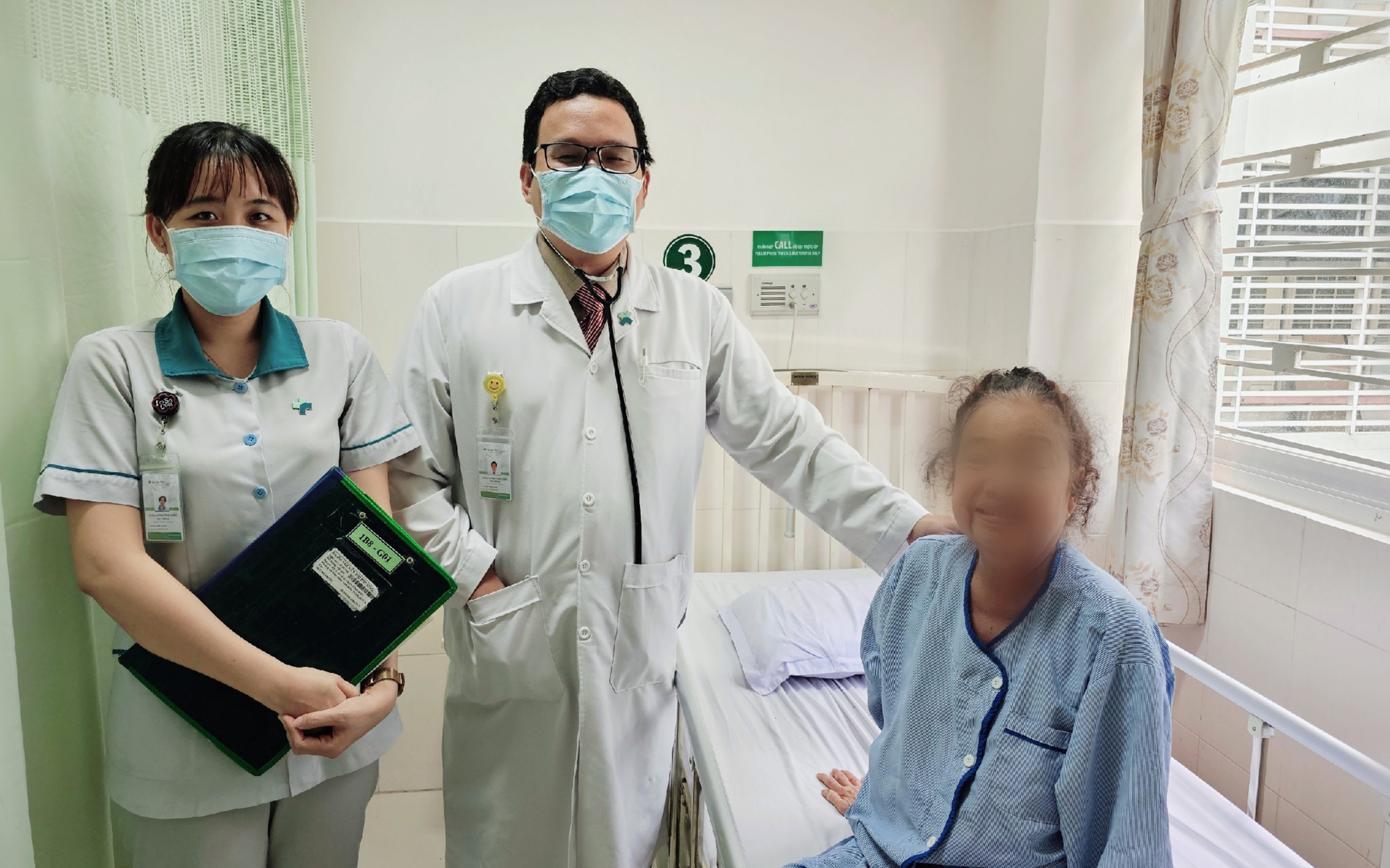 Thoát cảnh liệt giường nhờ được tạo hình đốt sống bằng xi măng sinh học