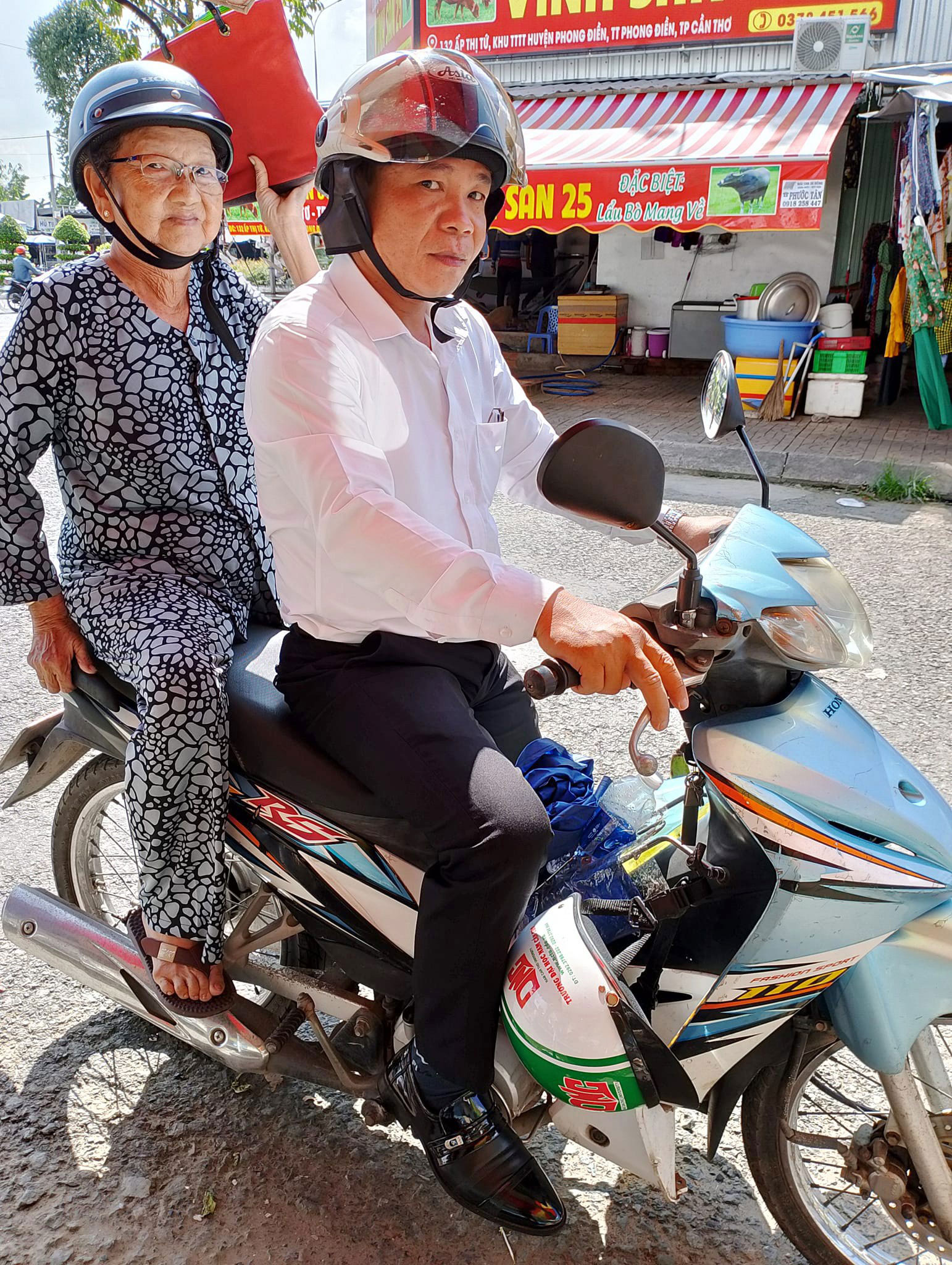 Thầy L&ecirc; Nhựt T&acirc;n thường xuy&ecirc;n chở c&aacute;c cụ gi&agrave; đi kh&aacute;m bệnh
