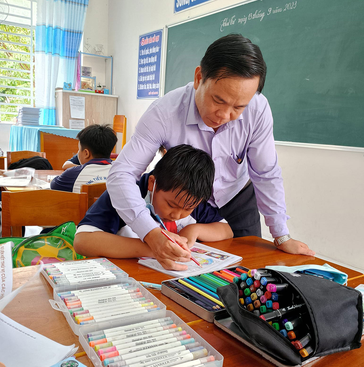 Thầy Nguyễn Nhựt T&acirc;n hiện dạy m&ocirc;n Mỹ thuật tại Trường Tiểu học thị trấn Phong Điền 1