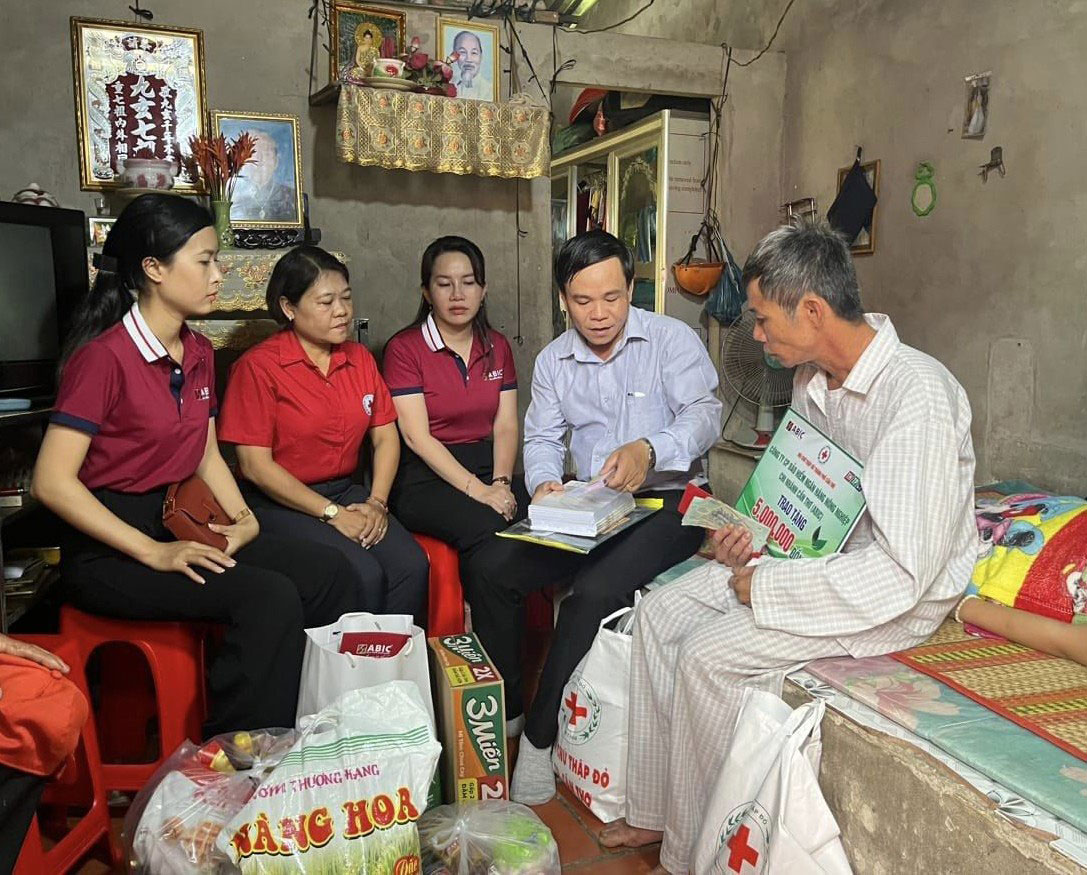 Thầy Nguyễn Nhựt T&acirc;n v&agrave; đại diện đo&agrave;n thể địa phương trao tiền gi&uacute;p đỡ người c&oacute; ho&agrave;n cảnh kh&oacute; khăn