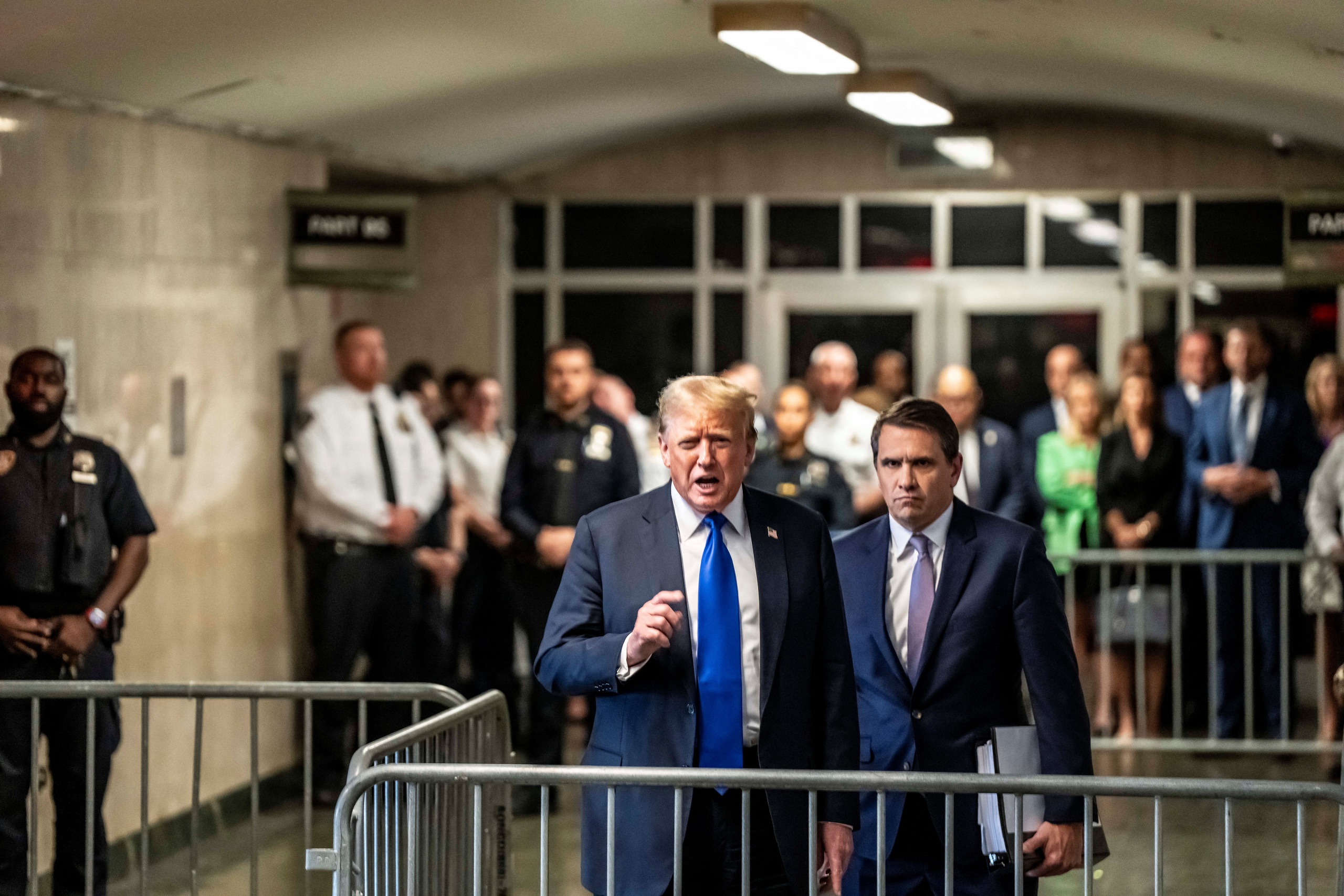 Cựu Tổng thống Mỹ Donald Trump ph&aacute;t biểu với truyền th&ocirc;ng ngay sau phi&ecirc;n t&ograve;a ở TP New York h&ocirc;m 30-5   Ảnh: REUTERS