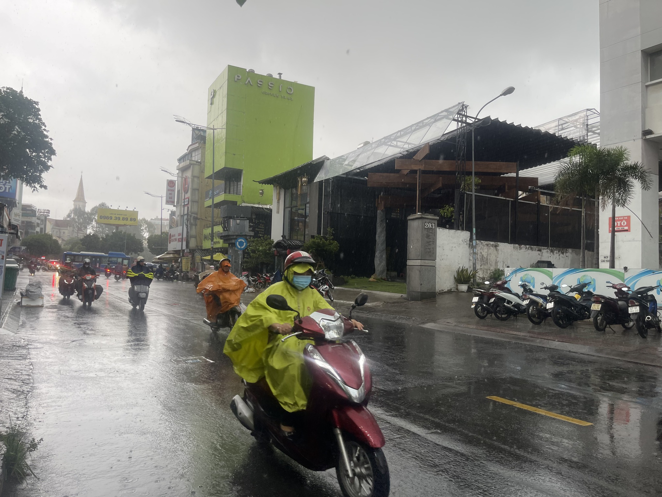 Mưa lớn ở TP HCM: Đường, hẻm biến thành "biển nước"- Ảnh 7.