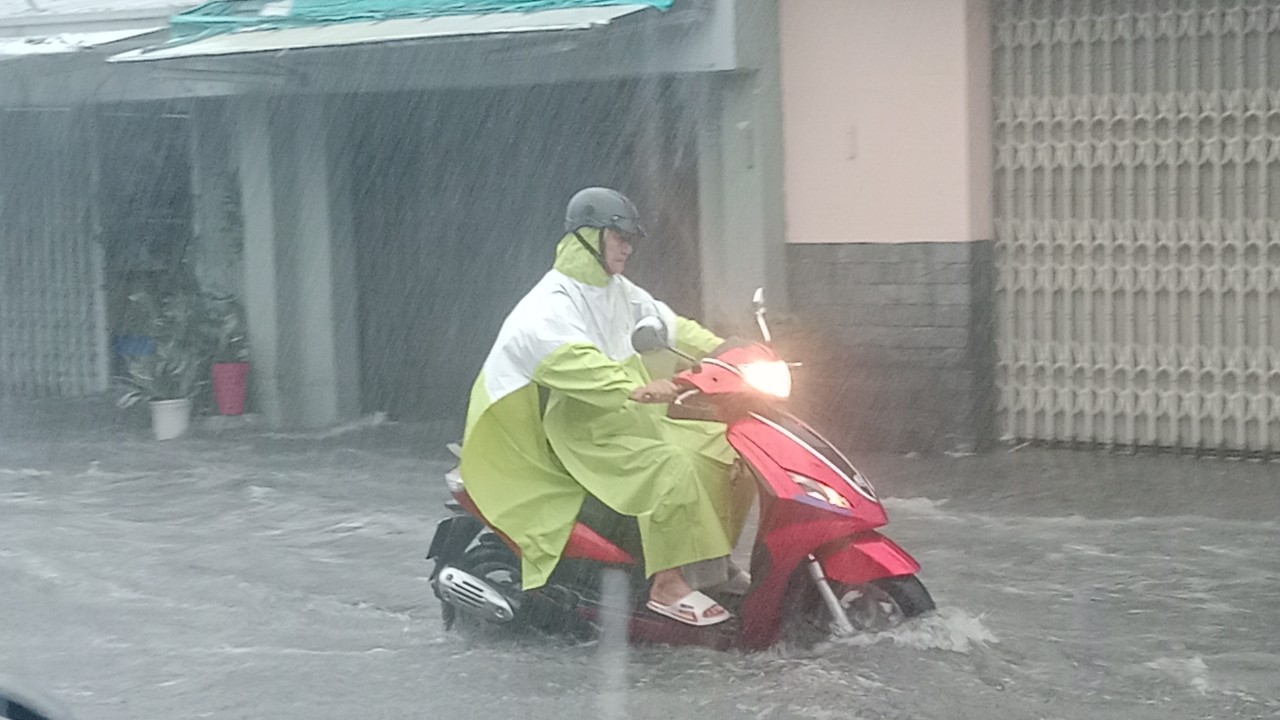 Mưa lớn ở TP HCM: Đường, hẻm biến thành "biển nước"- Ảnh 10.