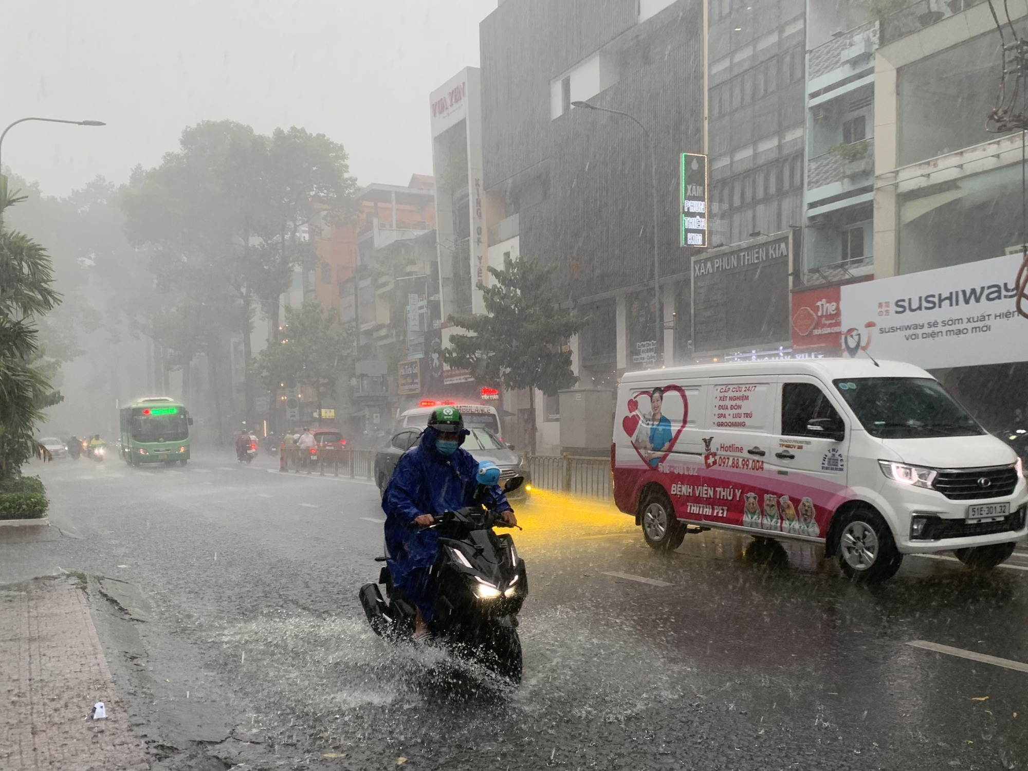 Mưa lớn ở TP HCM: Đường, hẻm biến thành "biển nước"- Ảnh 9.