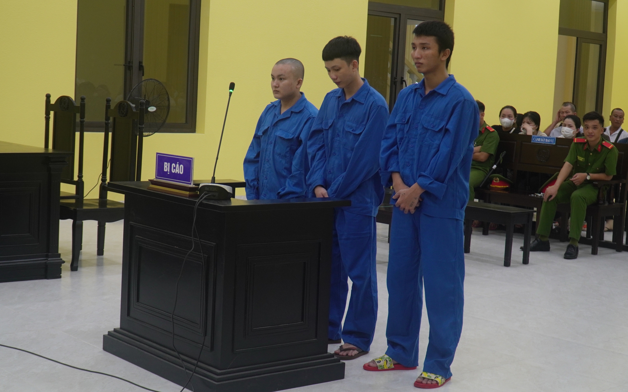 Giết người yêu cũ của bạn gái sau khi nhắn tin "cà khịa" qua lại