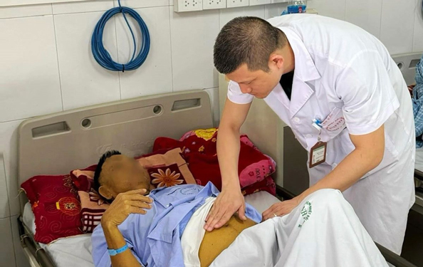 Bệnh nh&acirc;n ngộ độc thuốc nam điều trị tại Bệnh viện Bệnh Nhiệt đới Trung ương. Ảnh: NGỌC DUNG
