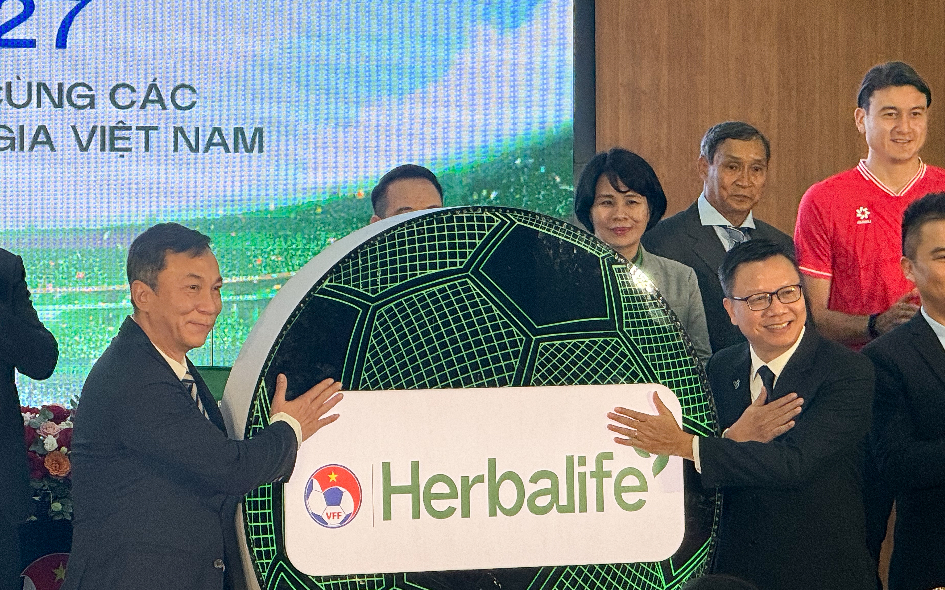 Herbalife Việt Nam tiếp tục t&agrave;i trợ c&aacute;c đội tuyển b&oacute;ng đ&aacute; quốc gia Việt Nam trong 3 năm tới- Ảnh 2.