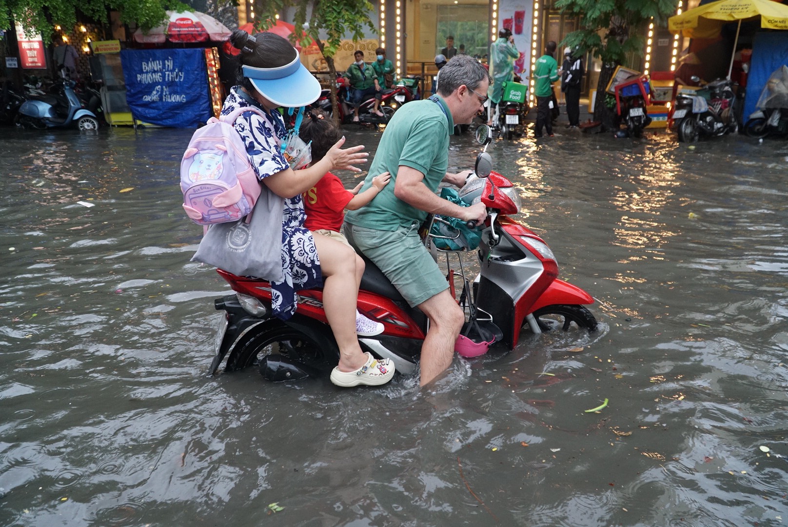 Mưa lớn ở TP HCM: Đường, hẻm biến thành "biển nước"- Ảnh 2.