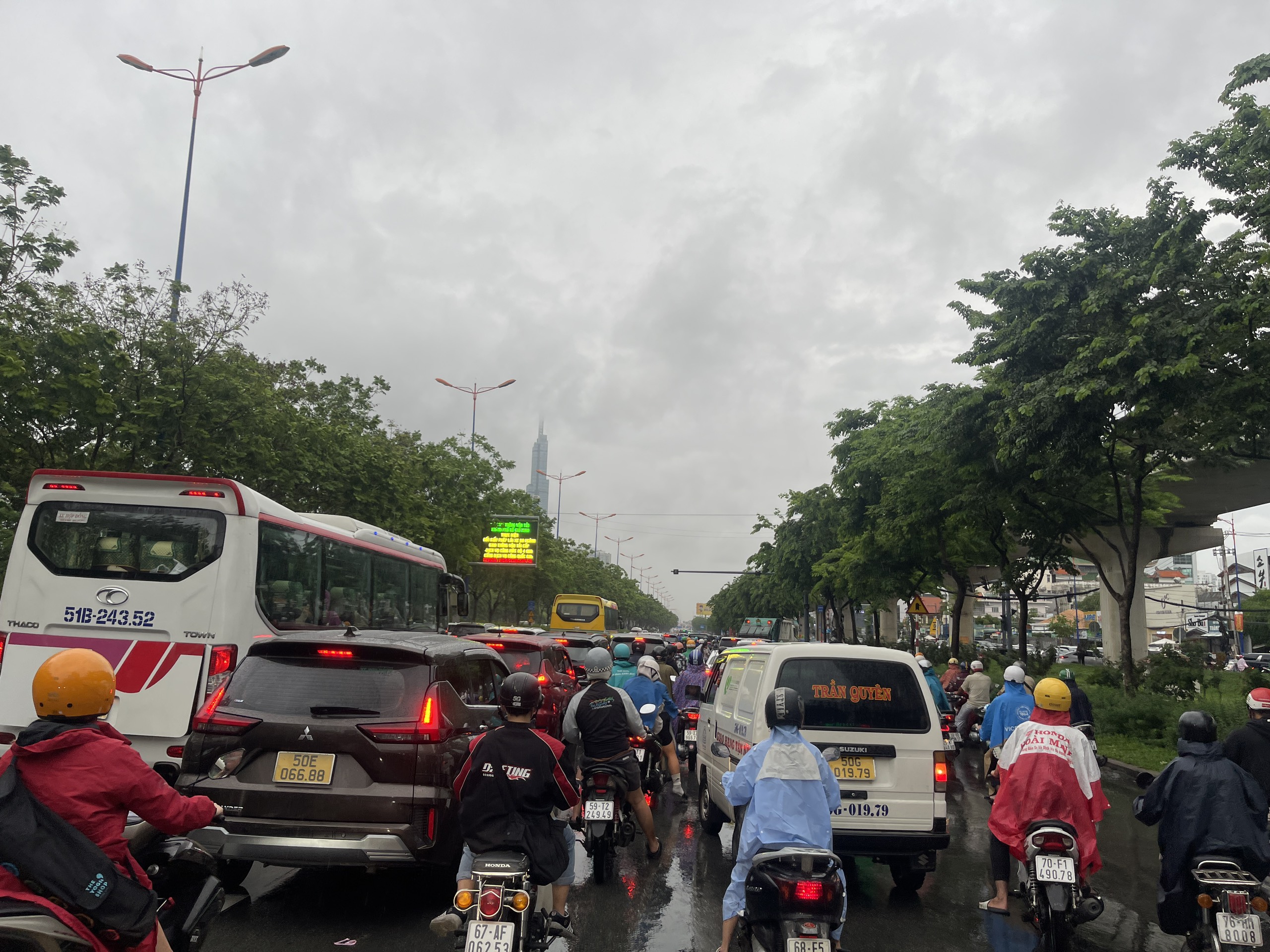 Mưa lớn ở TP HCM: Đường, hẻm biến thành "biển nước"- Ảnh 6.