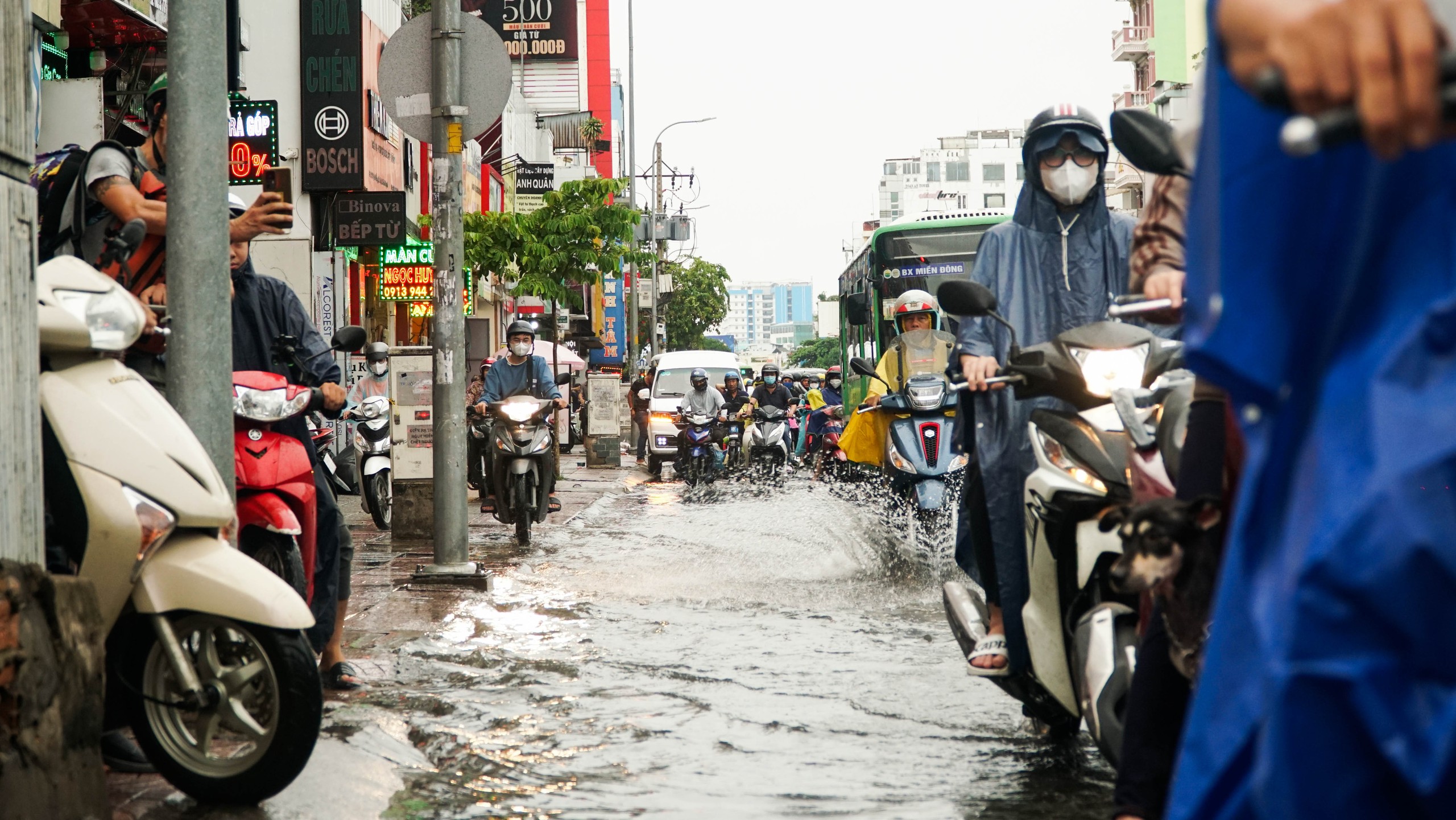 Mưa lớn ở TP HCM: Đường, hẻm biến thành "biển nước"- Ảnh 5.