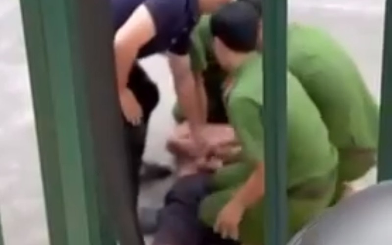 VIDEO: Nam thanh niên xăm trổ cầm hung khí "hổ báo" xông vào công an phường
