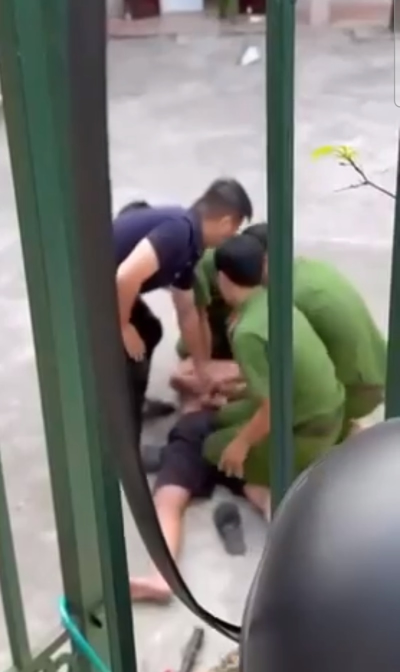 VIDEO: Nam thanh ni&ecirc;n xăm trổ cầm hung kh&iacute; "hổ b&aacute;o" x&ocirc;ng v&agrave;o c&ocirc;ng an phường- Ảnh 1.