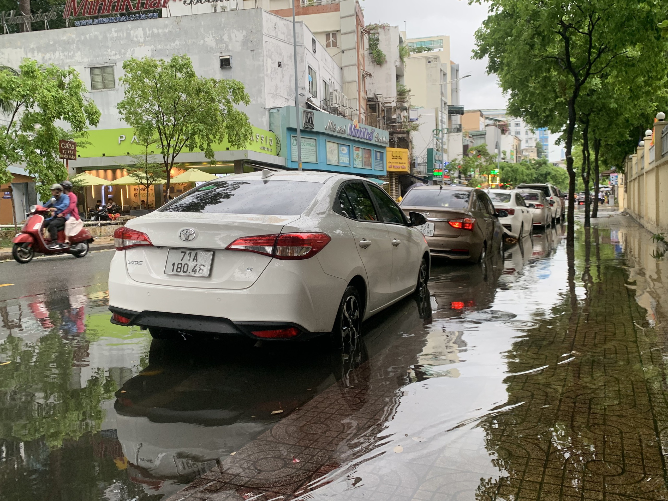Mưa lớn ở TP HCM: Đường, hẻm biến thành "biển nước"- Ảnh 12.