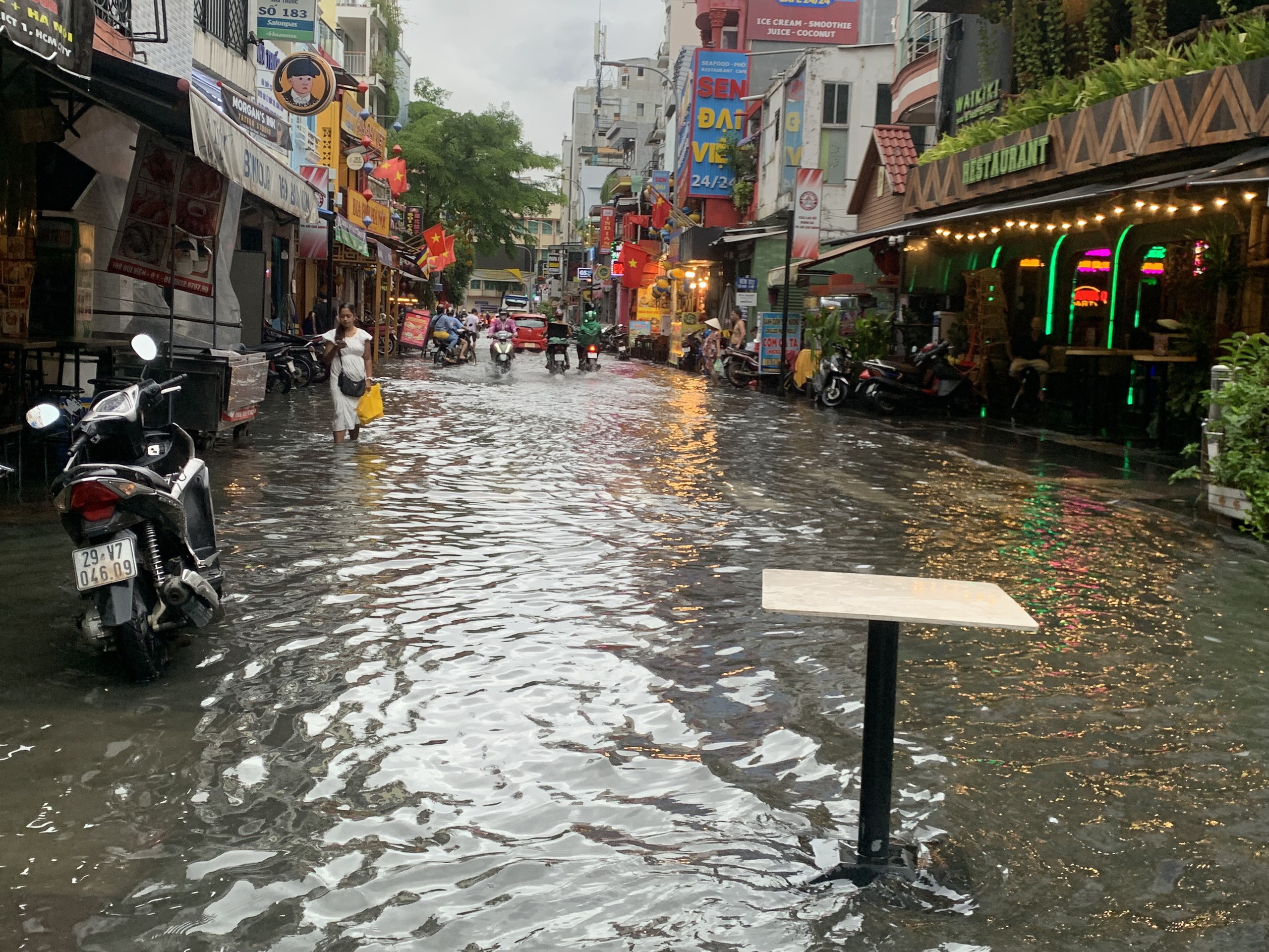 Mưa lớn ở TP HCM: Đường, hẻm biến thành "biển nước"- Ảnh 14.