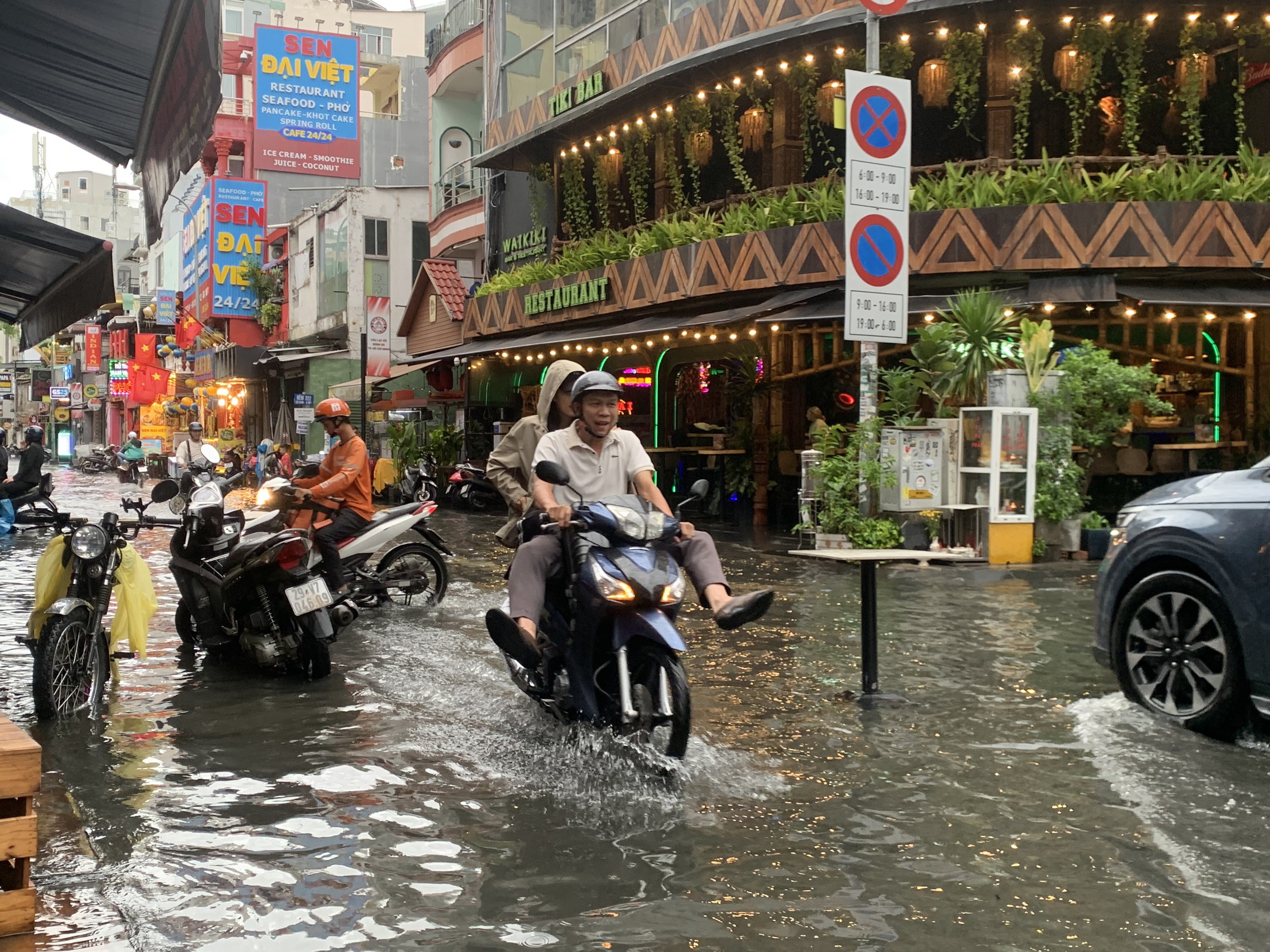 Mưa lớn ở TP HCM: Đường, hẻm biến thành "biển nước"- Ảnh 16.