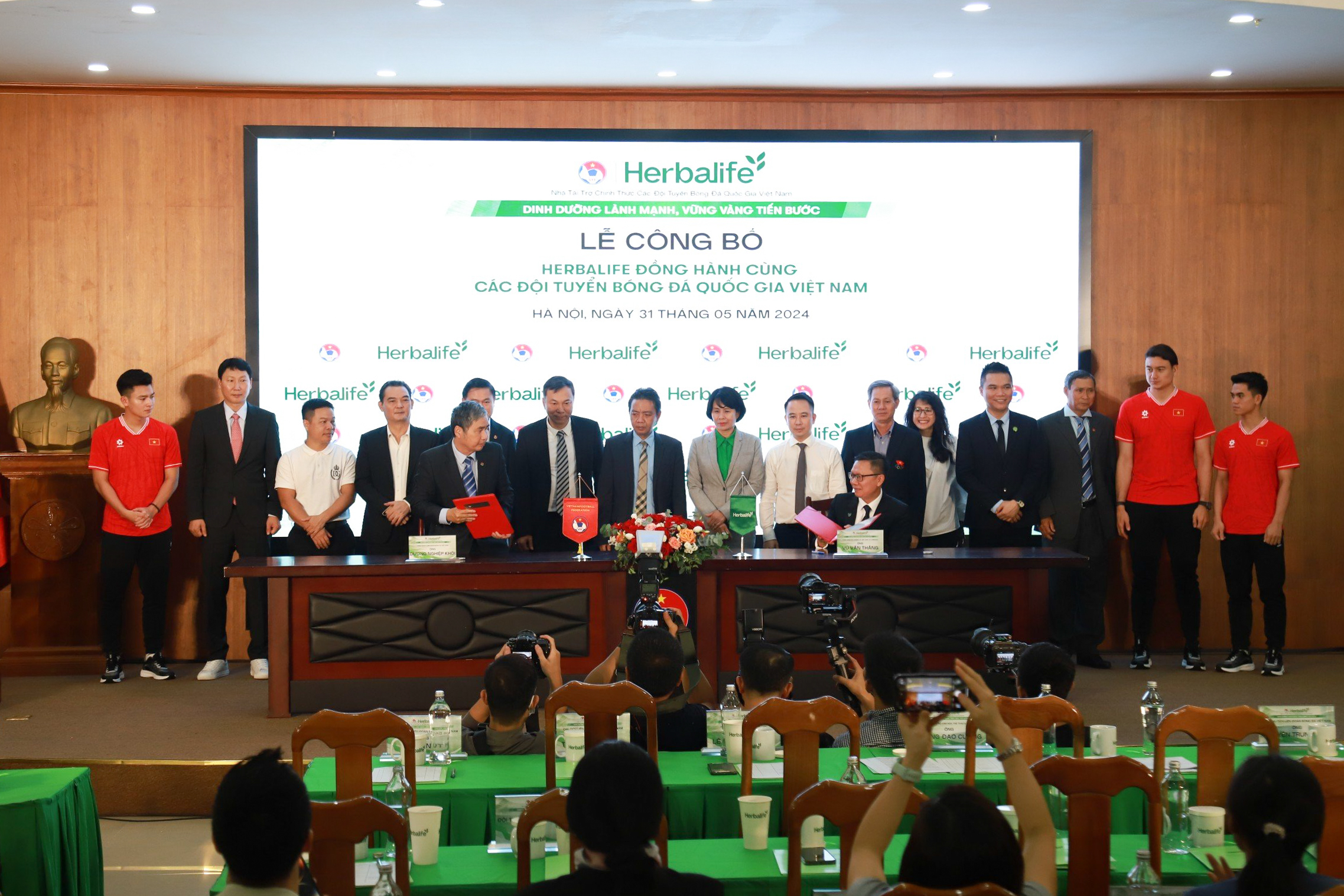 Herbalife Việt Nam tiếp tục t&agrave;i trợ c&aacute;c đội tuyển b&oacute;ng đ&aacute; quốc gia Việt Nam trong 3 năm tới- Ảnh 1.