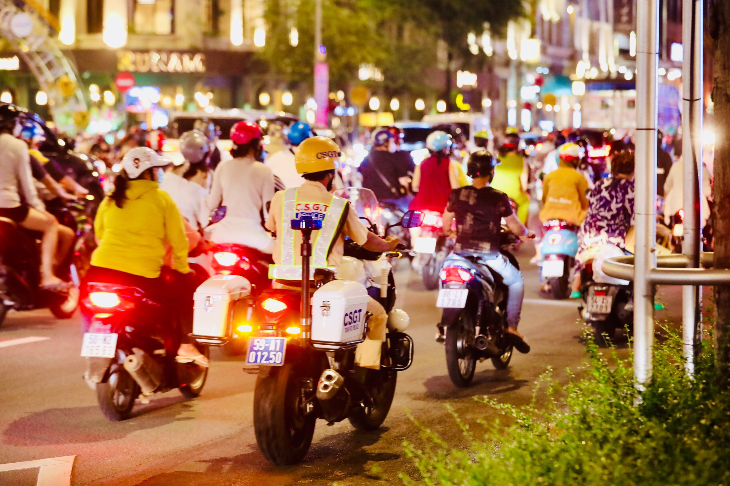 Người d&acirc;n đổ về Lễ hội s&ocirc;ng nước TP HCM- Ảnh 1.