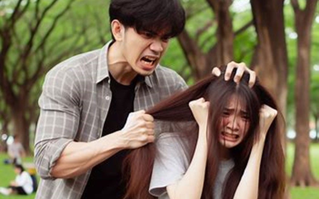 Ám ảnh bị bạo hành khi yêu