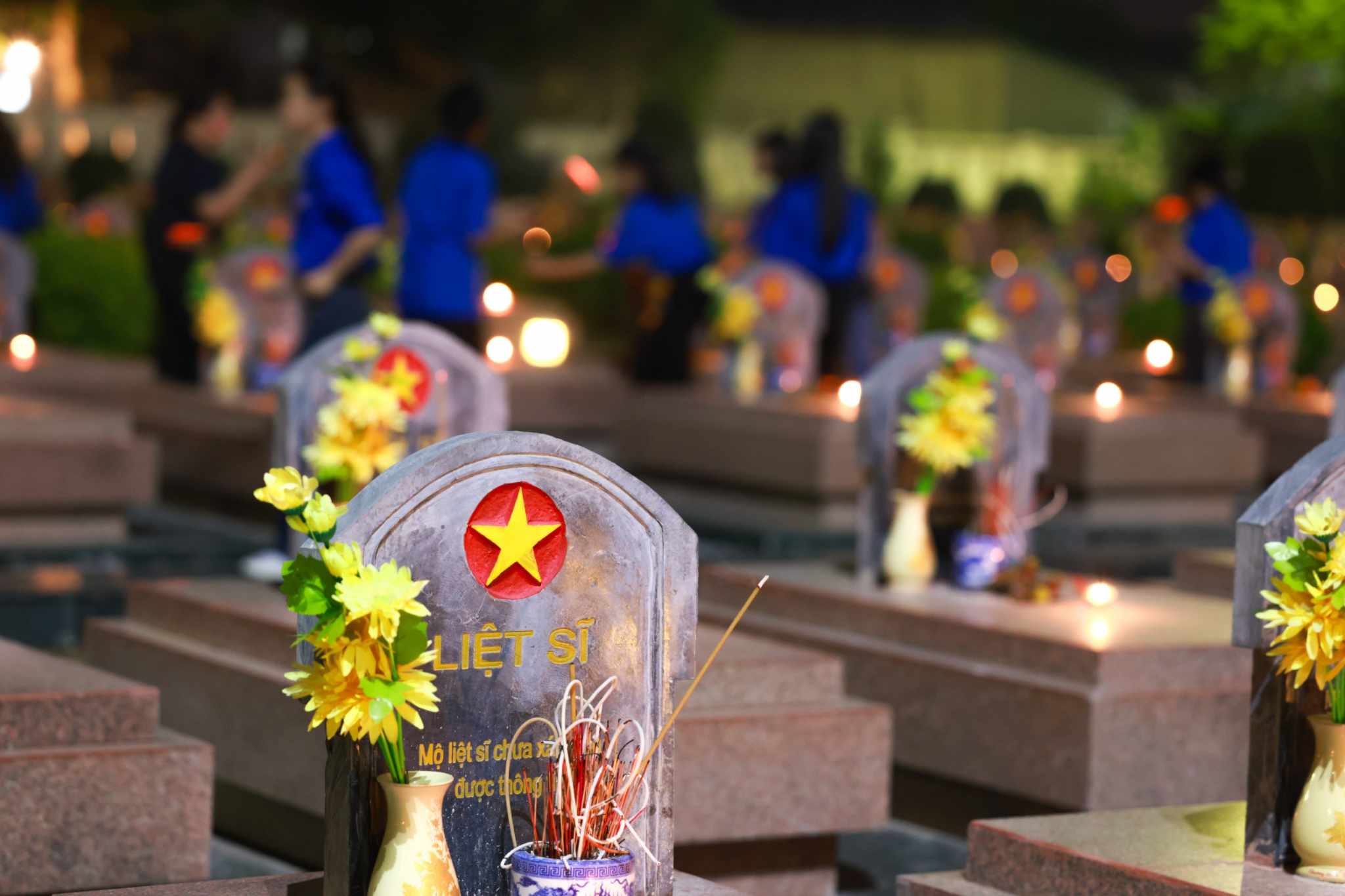 Thắp nến tri &acirc;n c&aacute;c anh h&ugrave;ng, liệt sĩ nh&acirc;n kỷ niệm 70 năm Chiến thắng Điện Bi&ecirc;n Phủ- Ảnh 4.