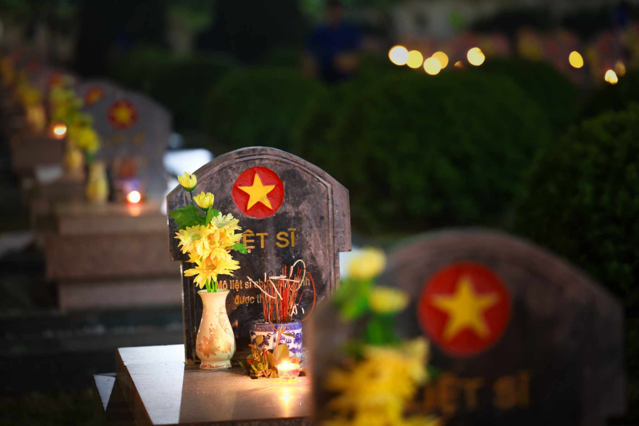 Thắp nến tri &acirc;n c&aacute;c anh h&ugrave;ng, liệt sĩ nh&acirc;n kỷ niệm 70 năm Chiến thắng Điện Bi&ecirc;n Phủ- Ảnh 5.