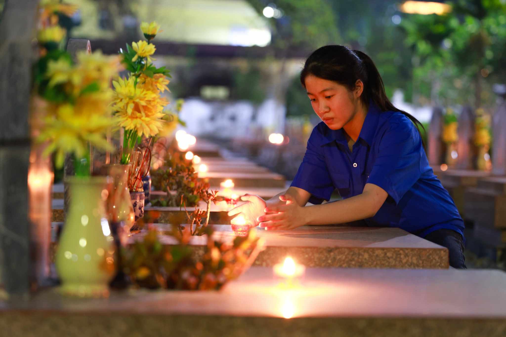 Thắp nến tri ân các anh hùng, liệt sĩ nhân kỷ niệm 70 năm Chiến thắng Điện Biên Phủ- Ảnh 2.