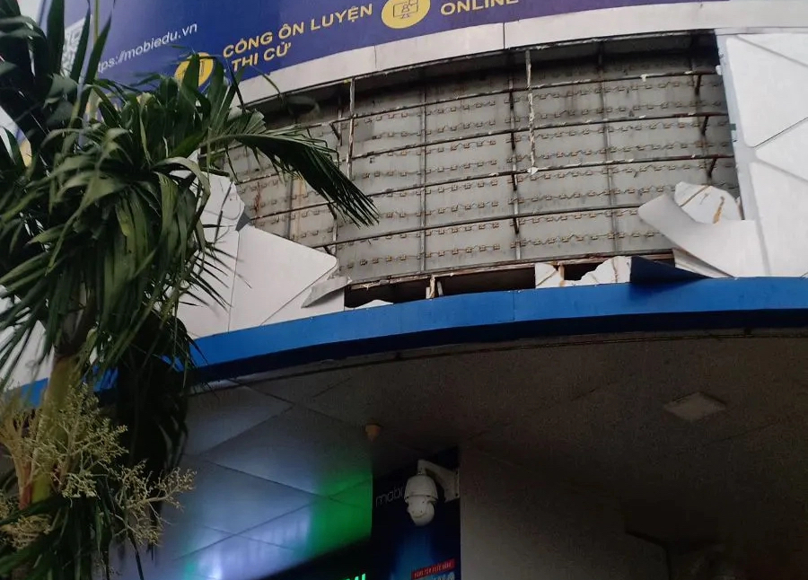 Cây xanh ngã đổ, nhà cửa hư hại vì dông lốc ở Huế- Ảnh 4.