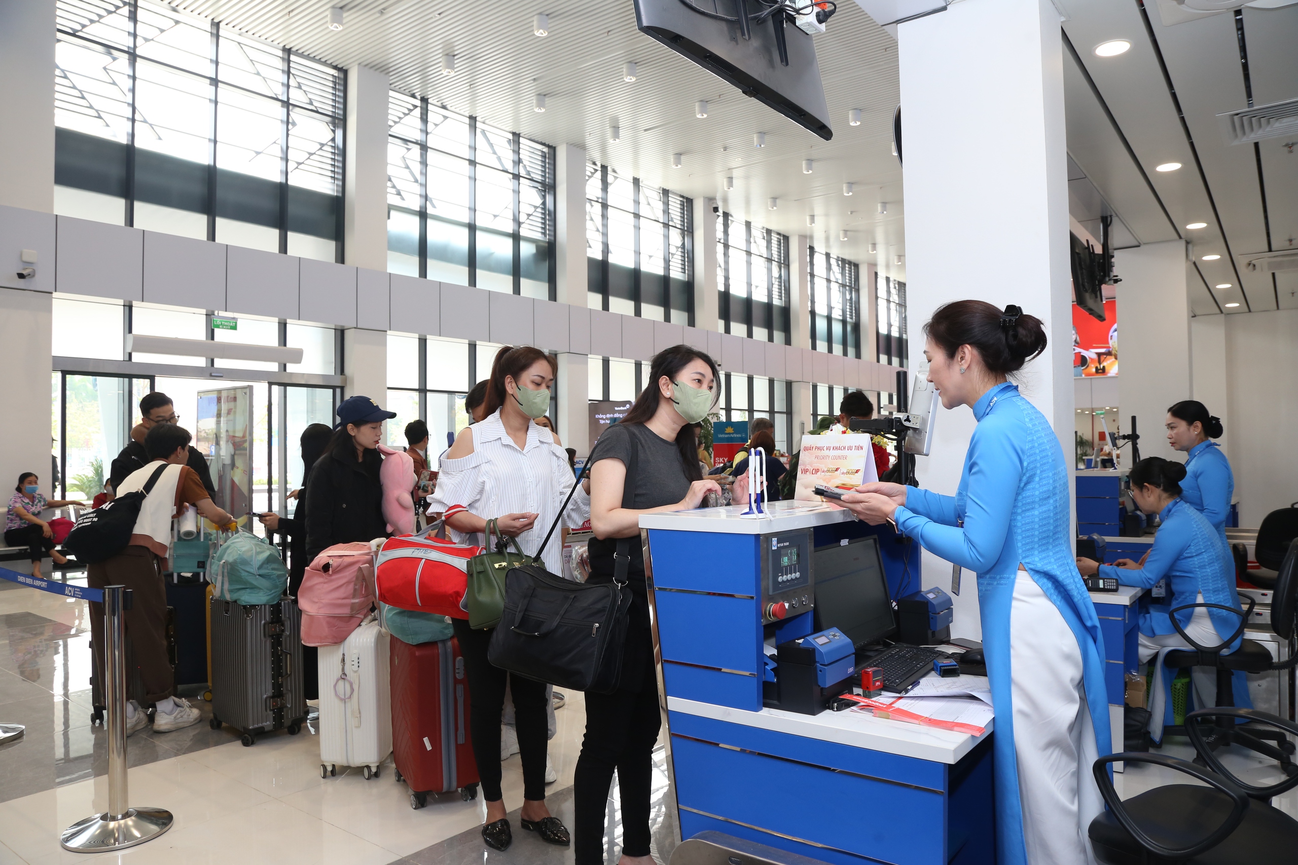 Du khách làm thủ tục thuận tiện, nhanh chóng tại sân bay Điện Biên