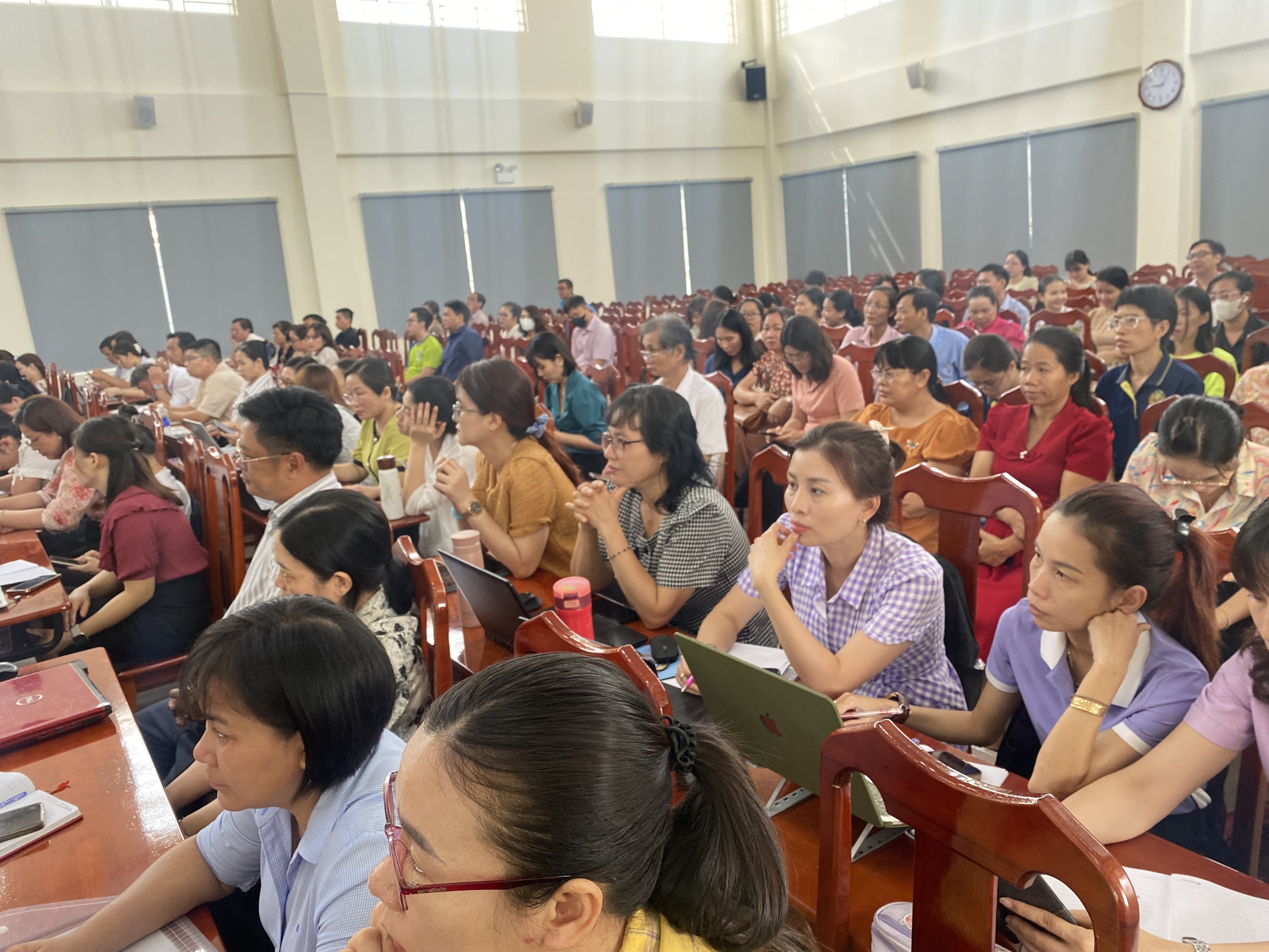 
H&agrave;ng ng&agrave;n gi&aacute;o vi&ecirc;n TP Thủ Đức tiếp cận "trường học số"- Ảnh 2.