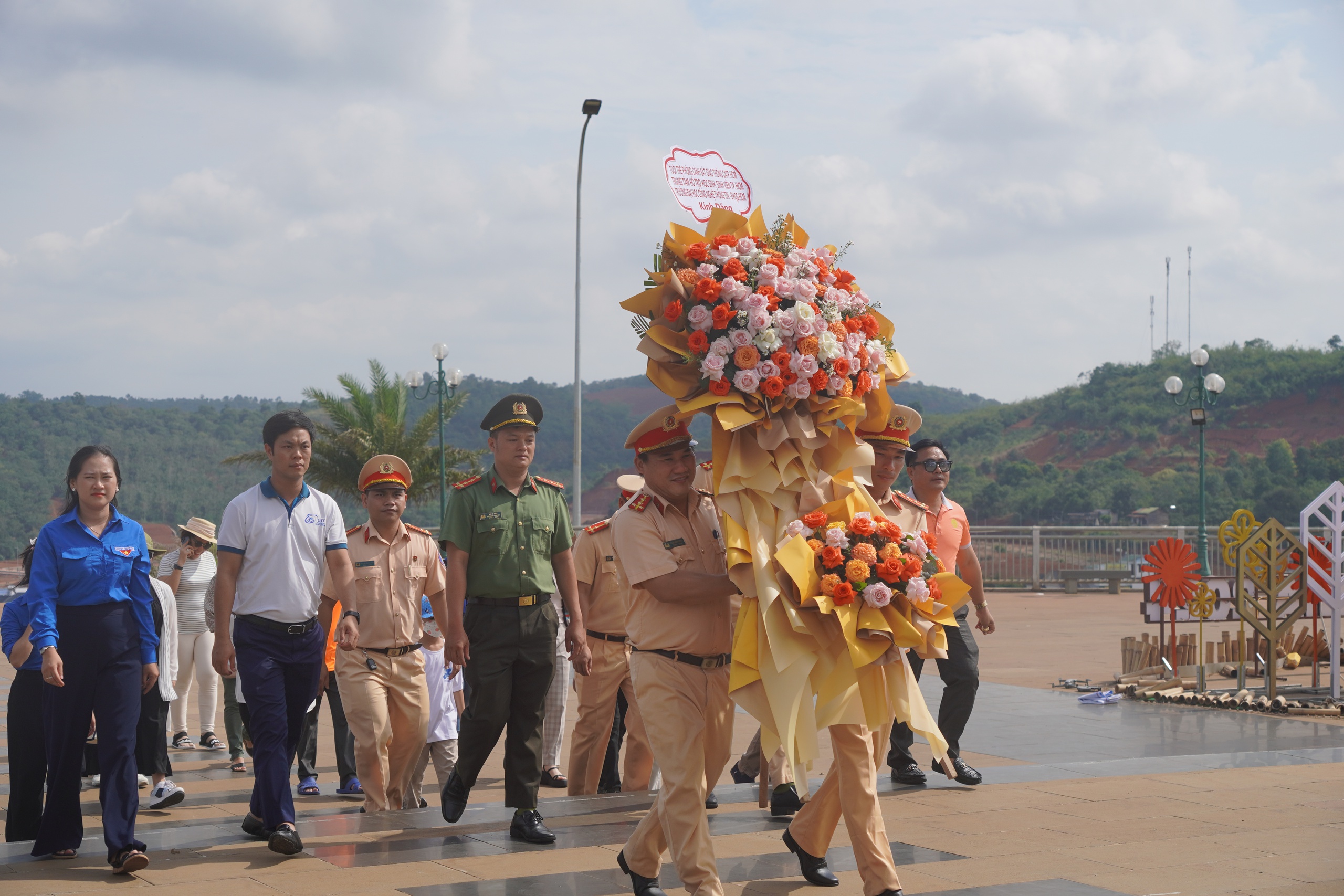 B&aacute;o Người Lao Động trao 300 l&aacute; cờ Tổ quốc tại chương tr&igrave;nh &ldquo;Nghĩa t&igrave;nh bi&ecirc;n giới&rdquo;- Ảnh 11.
