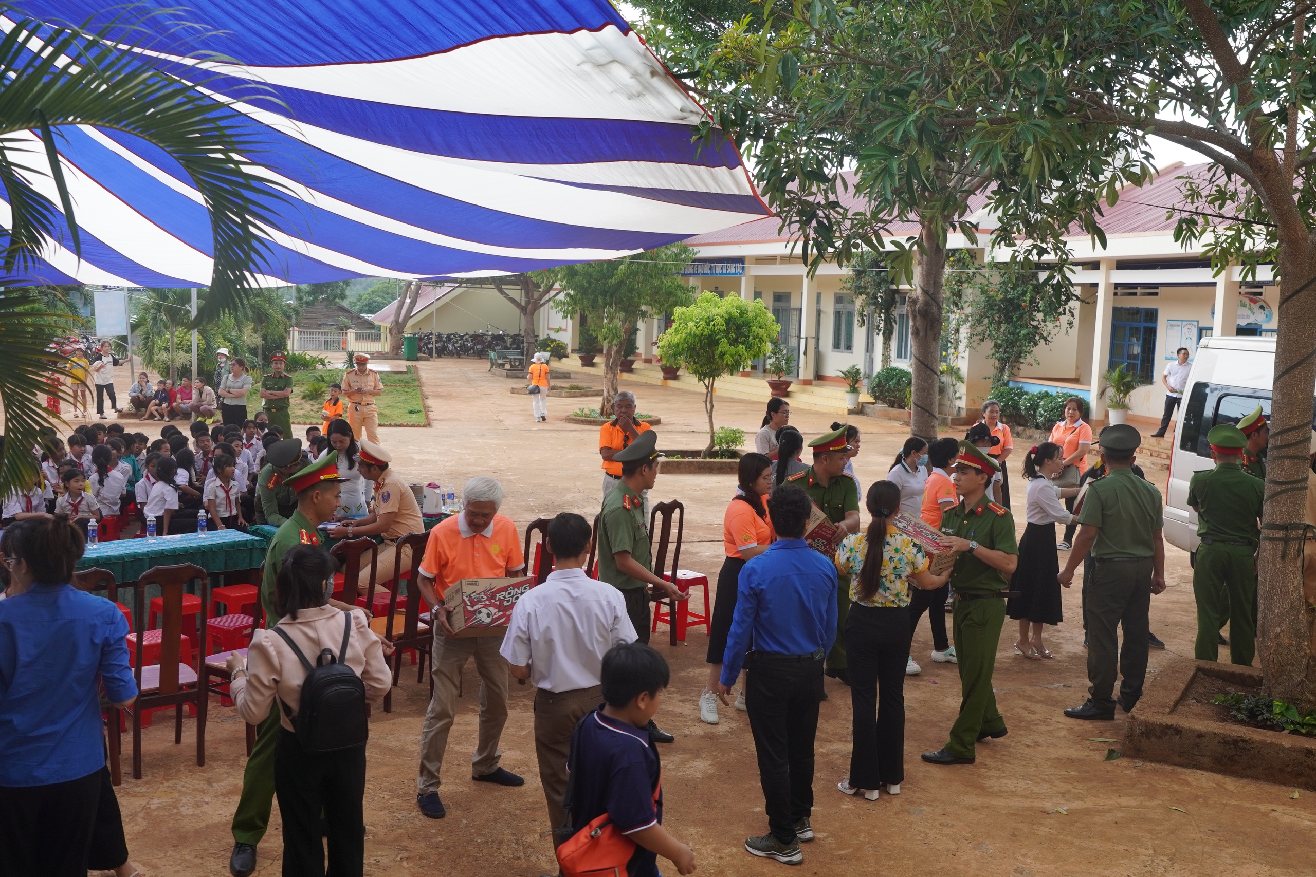 B&aacute;o Người Lao Động trao 300 l&aacute; cờ Tổ quốc tại chương tr&igrave;nh &ldquo;Nghĩa t&igrave;nh bi&ecirc;n giới&rdquo;- Ảnh 2.