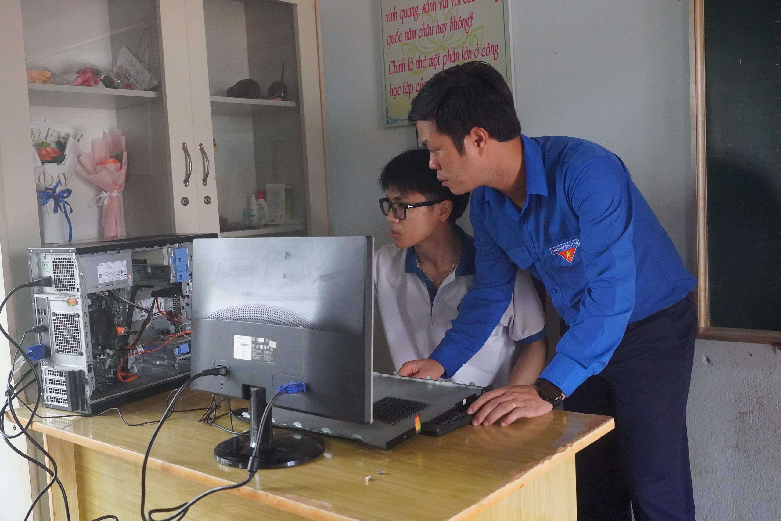 B&aacute;o Người Lao Động trao 300 l&aacute; cờ Tổ quốc tại chương tr&igrave;nh &ldquo;Nghĩa t&igrave;nh bi&ecirc;n giới&rdquo;- Ảnh 6.