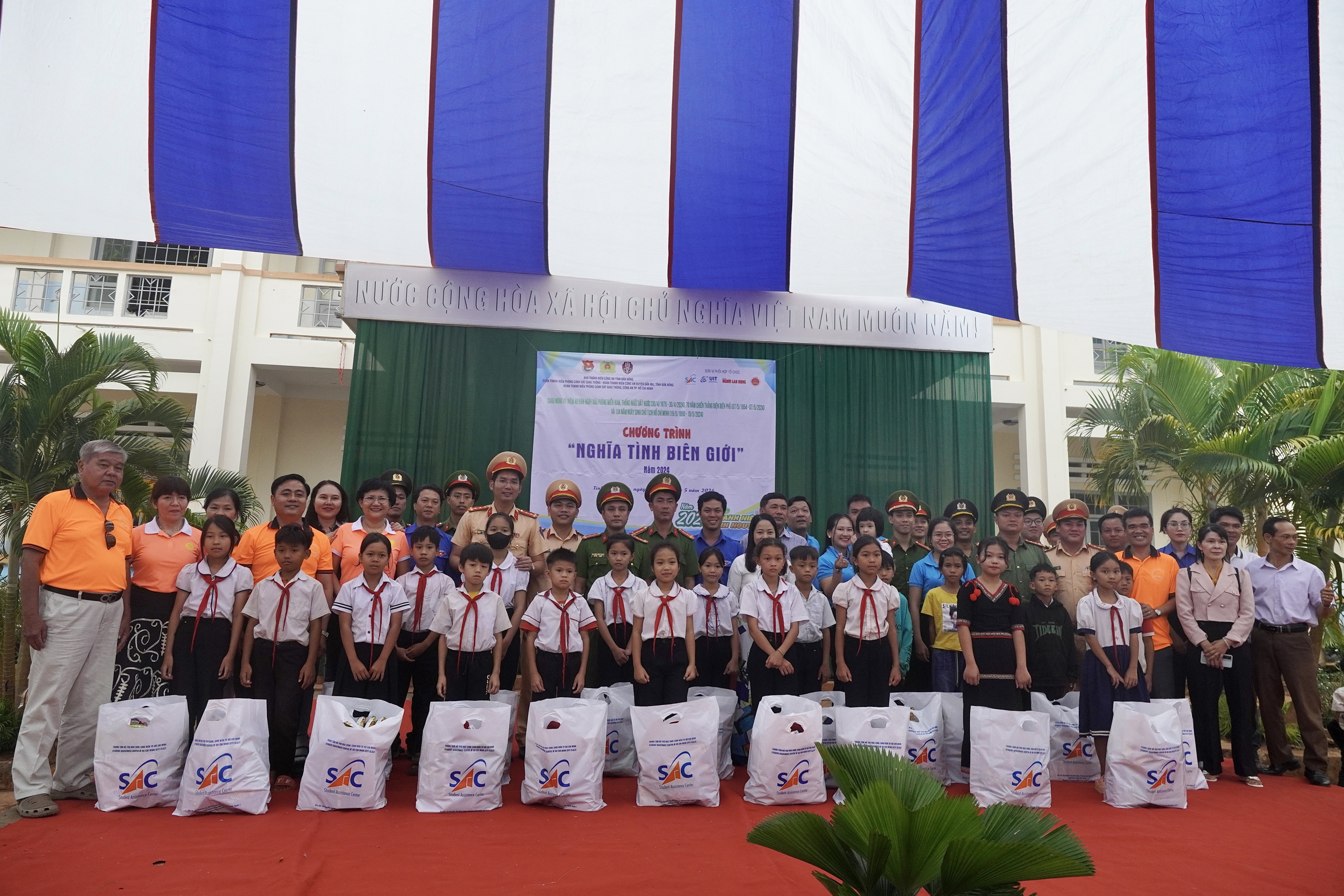 B&aacute;o Người Lao Động trao 300 l&aacute; cờ Tổ quốc tại chương tr&igrave;nh &ldquo;Nghĩa t&igrave;nh bi&ecirc;n giới&rdquo;- Ảnh 5.