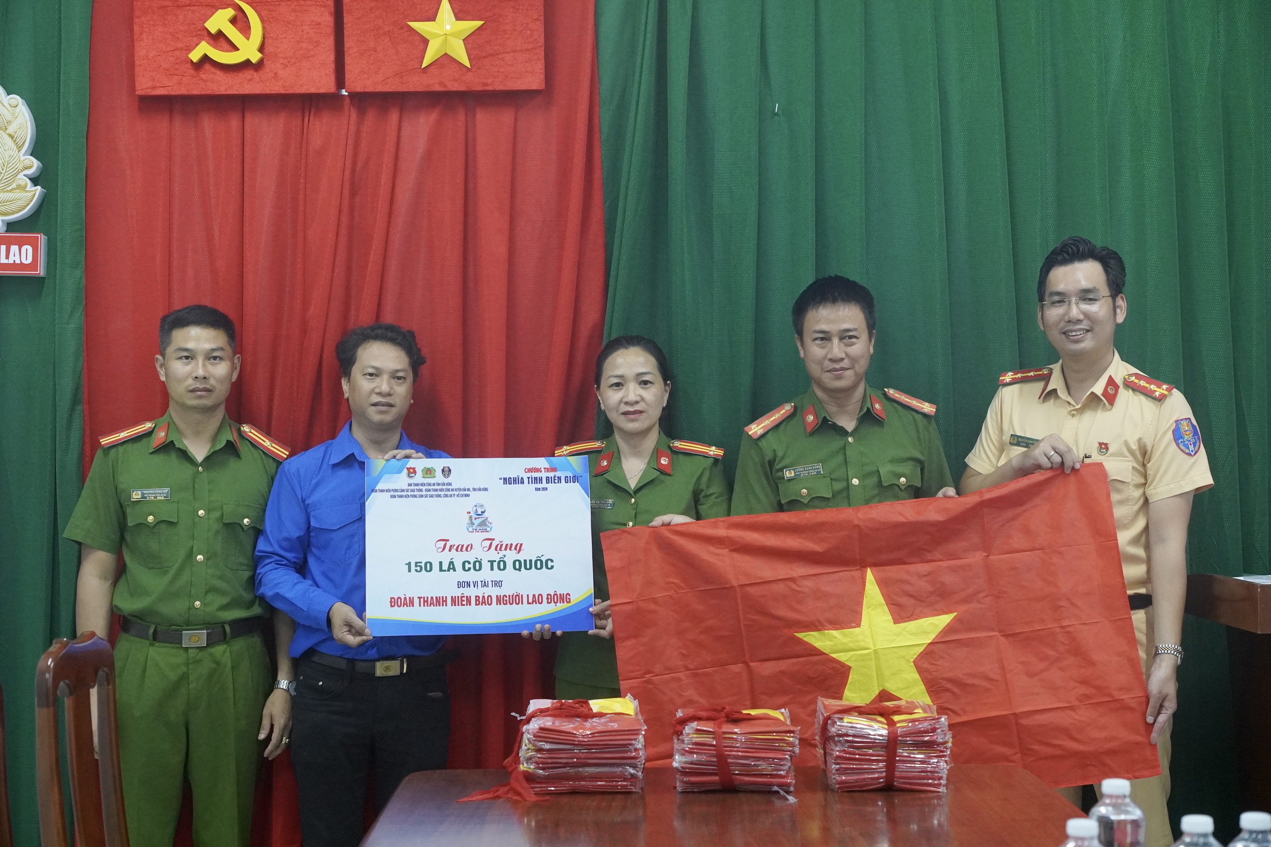 B&aacute;o Người Lao Động trao 300 l&aacute; cờ Tổ quốc tại chương tr&igrave;nh &ldquo;Nghĩa t&igrave;nh bi&ecirc;n giới&rdquo;- Ảnh 8.