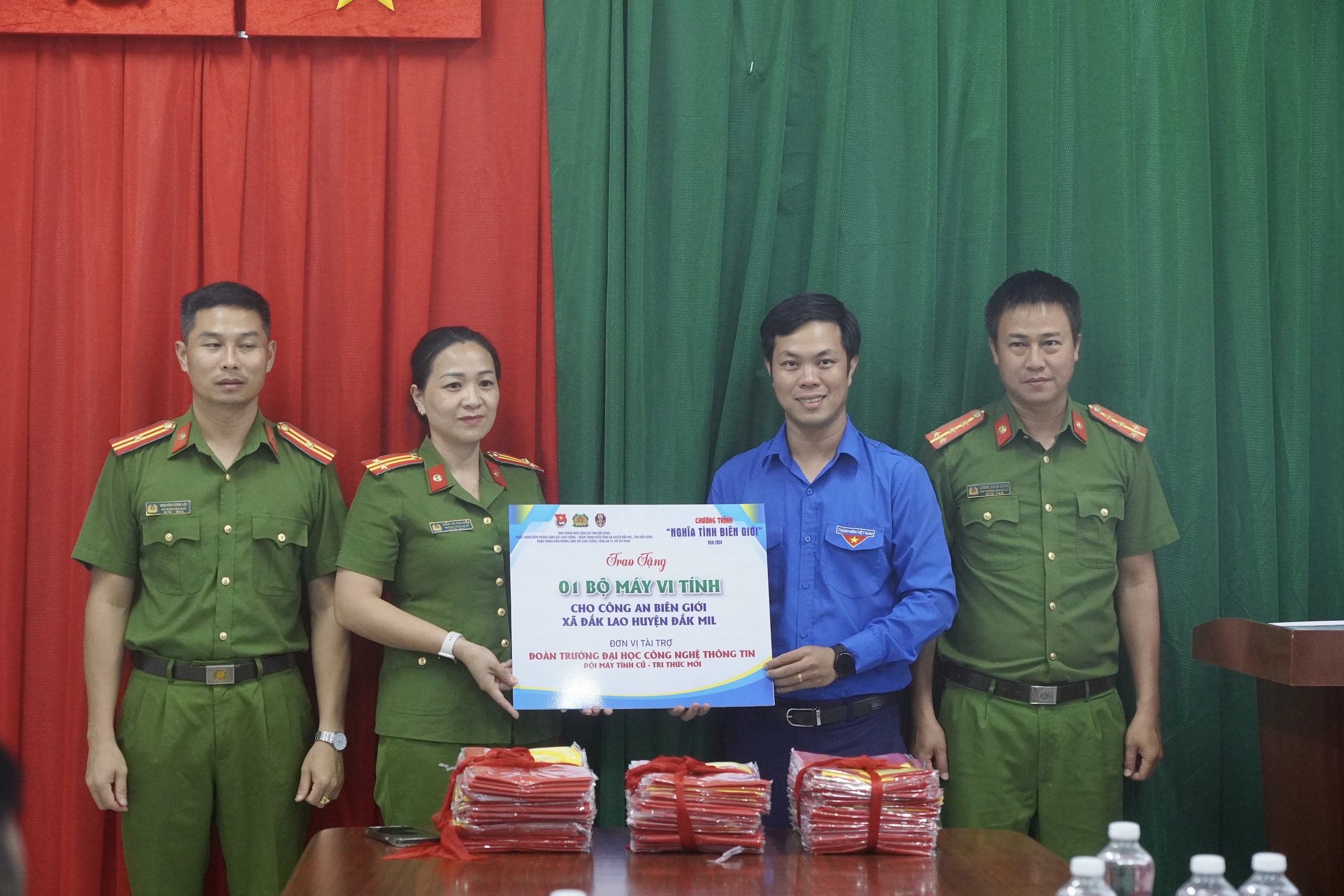 B&aacute;o Người Lao Động trao 300 l&aacute; cờ Tổ quốc tại chương tr&igrave;nh &ldquo;Nghĩa t&igrave;nh bi&ecirc;n giới&rdquo;- Ảnh 9.