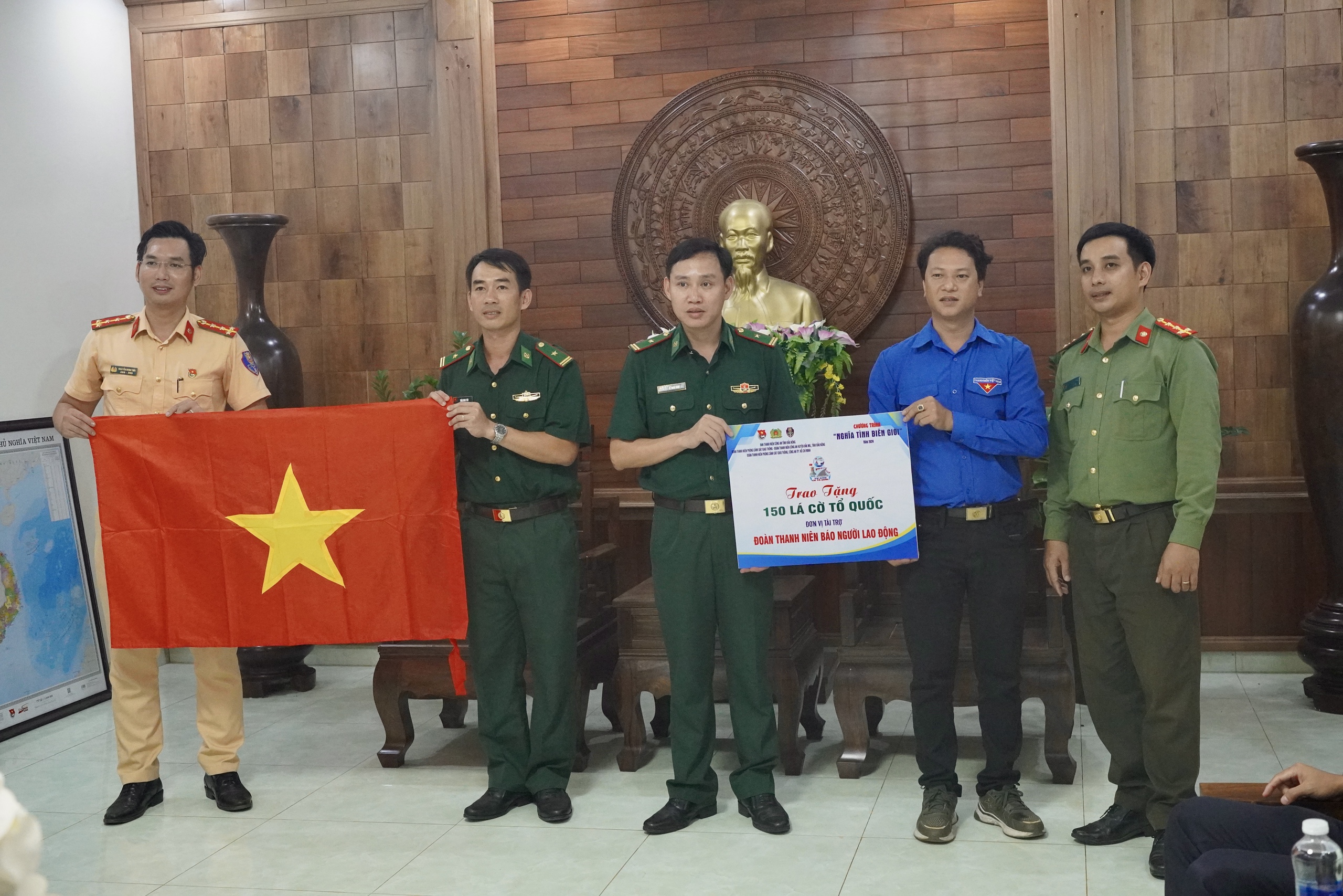 B&aacute;o Người Lao Động trao 300 l&aacute; cờ Tổ quốc tại chương tr&igrave;nh &ldquo;Nghĩa t&igrave;nh bi&ecirc;n giới&rdquo;- Ảnh 10.