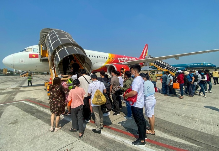 Bộ T&agrave;i ch&iacute;nh l&yacute; giải gi&aacute; v&eacute; m&aacute;y bay tăng cao c&oacute; phải do thuế, ph&iacute;?- Ảnh 1.