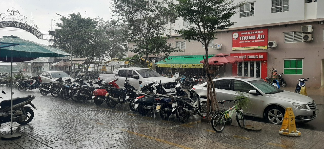 Sấm chớp đ&ugrave;ng đ&ugrave;ng, TP HCM mưa lớn khắp nơi- Ảnh 2.