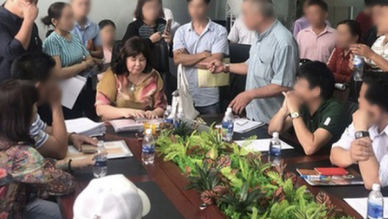 B&agrave; Trần Thị Mỹ Hiền (ngồi giữa) l&uacute;c chưa được đưa đi chữa trị tại bệnh viện t&acirc;m thầnẢnh: HẠNH NGUY&Ecirc;N