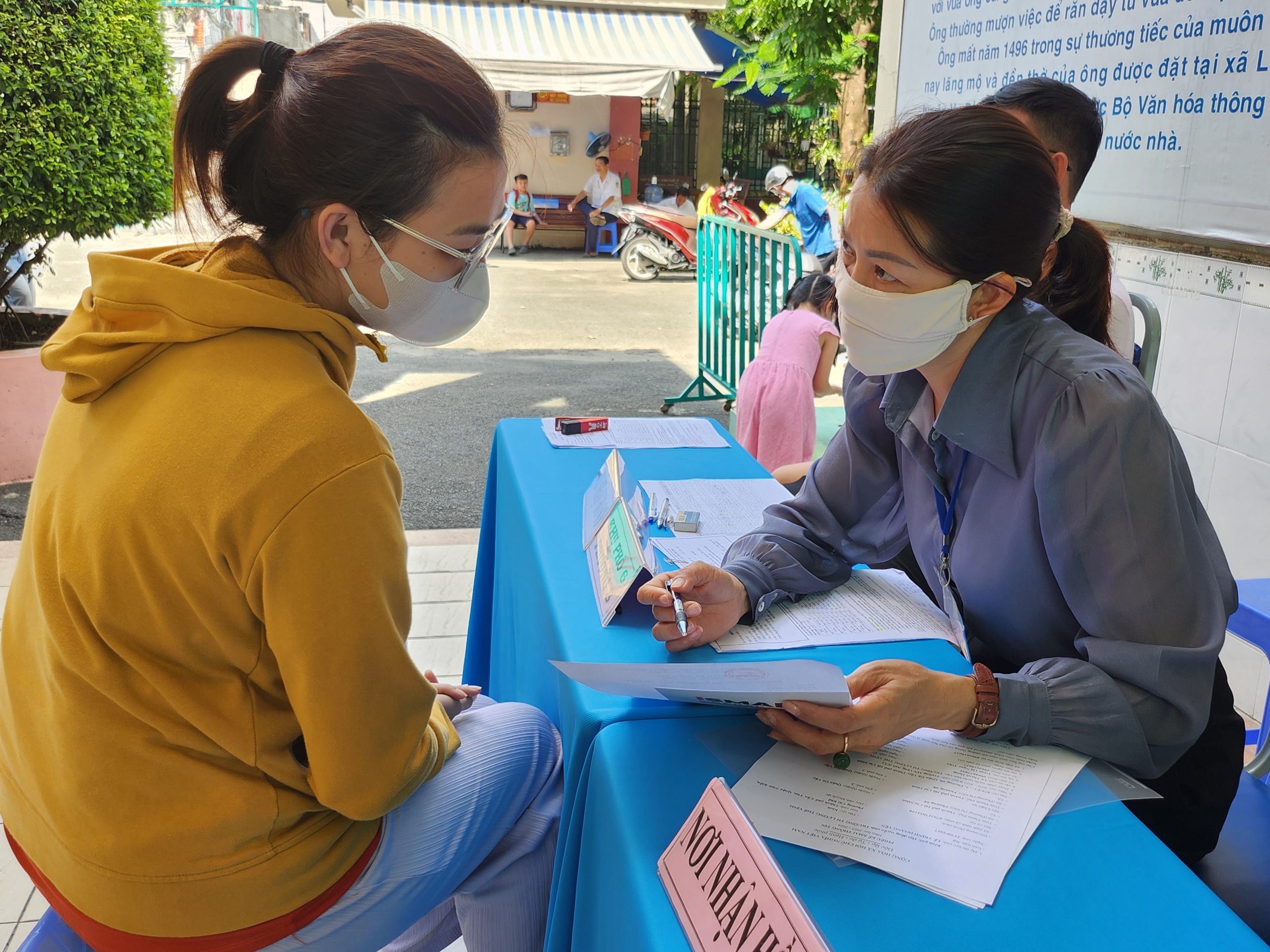 Phụ huynh ở TP HCM nộp hồ sơ tuyển sinh đầu cấp năm học 2023 - 2024