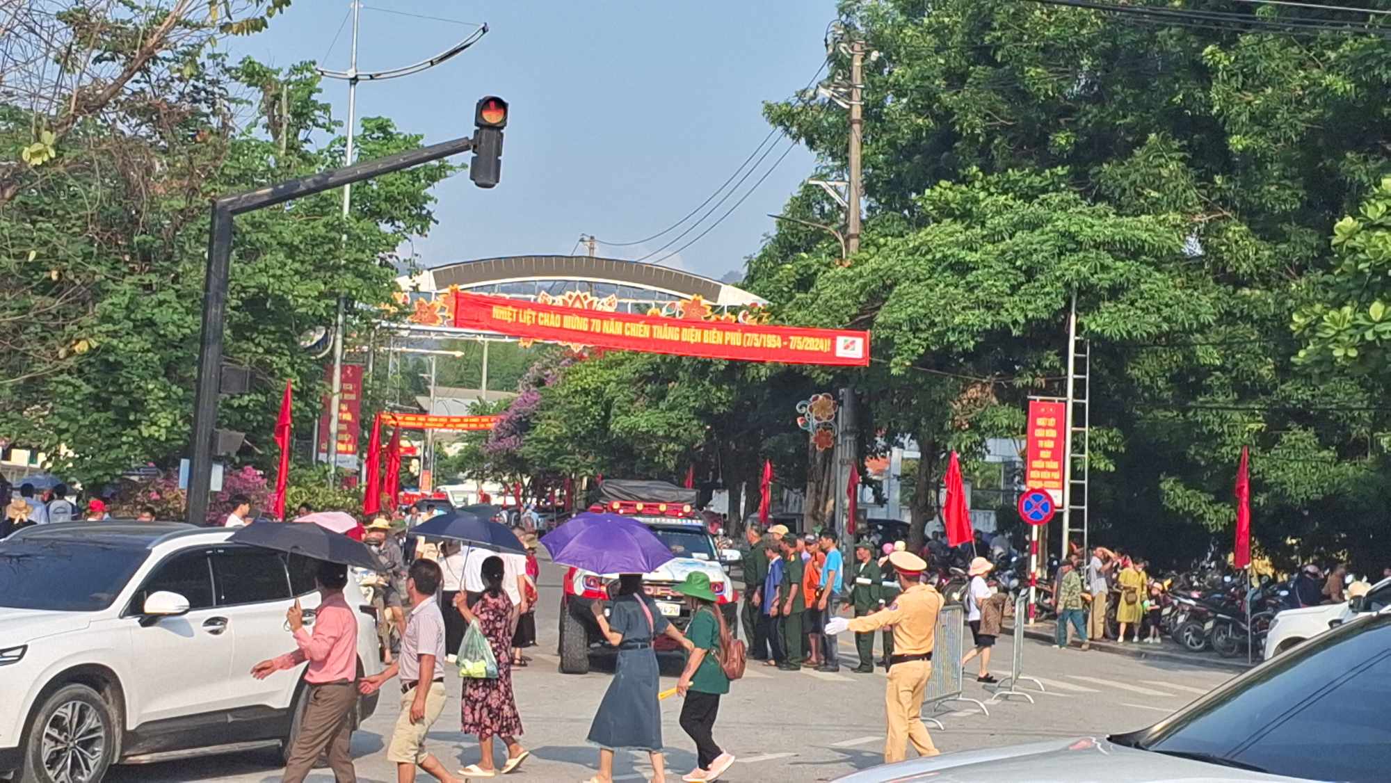 H&agrave;ng vạn du kh&aacute;ch đổ về Điện Bi&ecirc;n Phủ trước giờ đại lễ- Ảnh 27.
