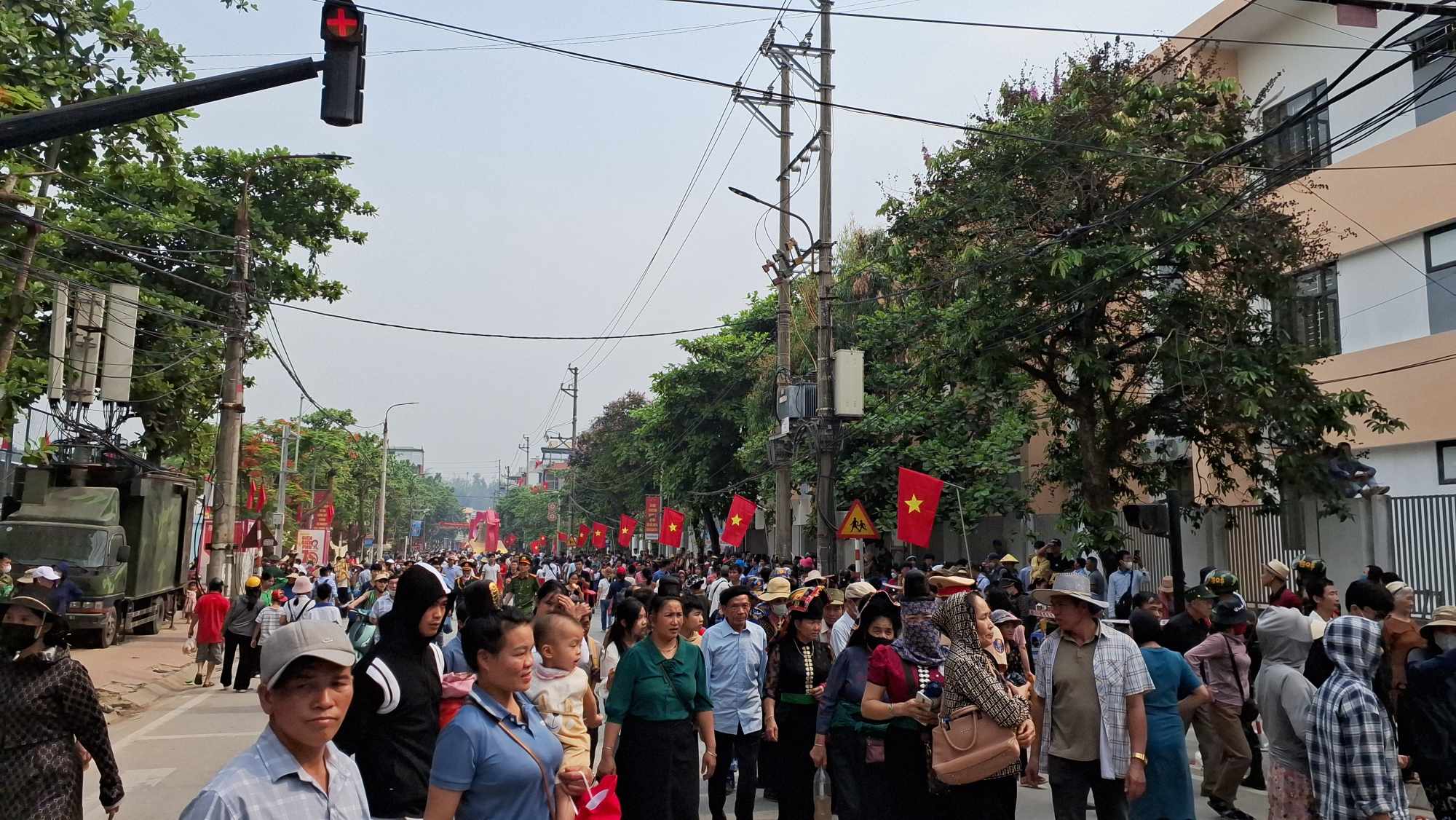 H&agrave;ng vạn du kh&aacute;ch đổ về Điện Bi&ecirc;n Phủ trước giờ đại lễ- Ảnh 29.