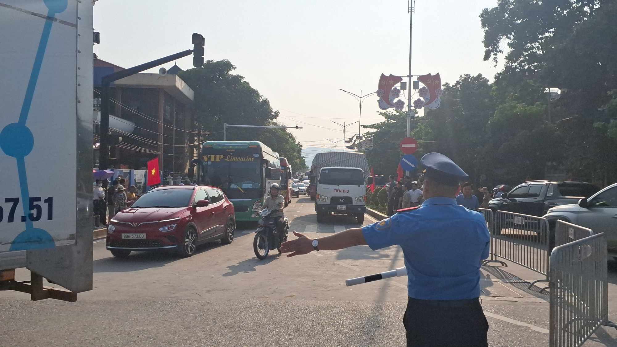 H&agrave;ng vạn du kh&aacute;ch đổ về Điện Bi&ecirc;n Phủ trước giờ đại lễ- Ảnh 30.