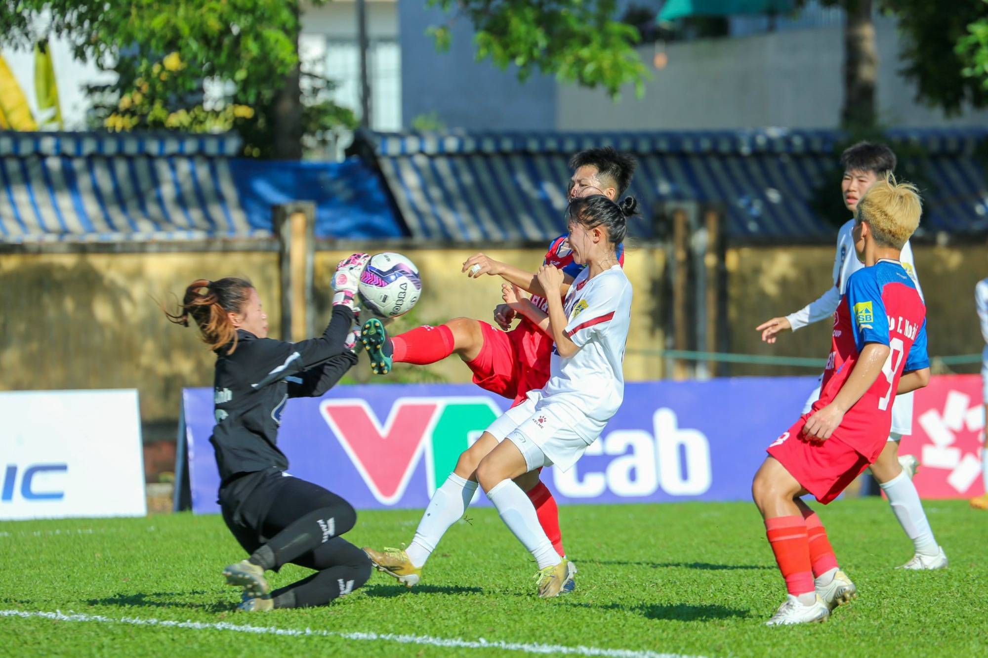 B&iacute;ch Th&ugrave;y lập hat-trick, Th&aacute;i Nguy&ecirc;n thắng 5 sao để củng cố ng&ocirc;i đầu- Ảnh 2.