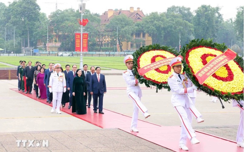 Lãnh đạo Đảng, Nhà nước vào Lăng viếng Chủ tịch Hồ Chí Minh nhân 70 năm Chiến thắng Điện Biên Phủ