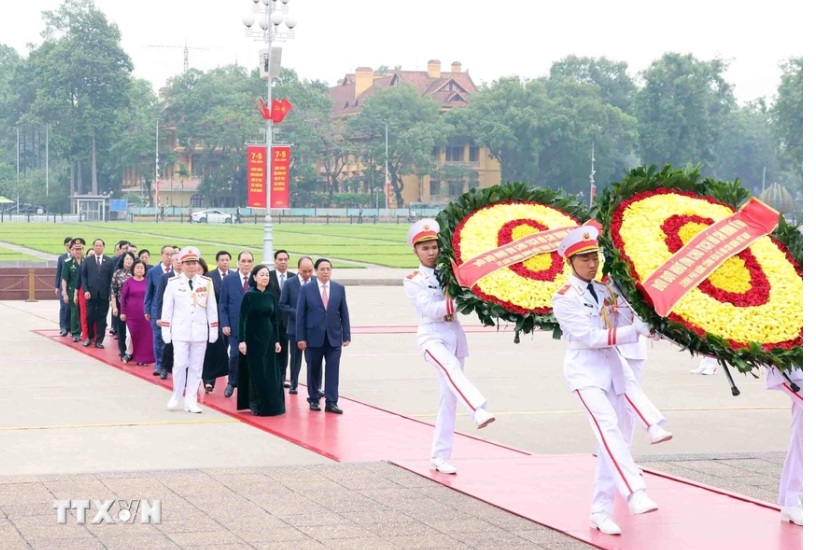 L&atilde;nh đạo Đảng, Nh&agrave; nước v&agrave;o Lăng viếng Chủ tịch Hồ Ch&iacute; Minh nh&acirc;n 70 năm Chiến thắng Điện Bi&ecirc;n Phủ- Ảnh 1.