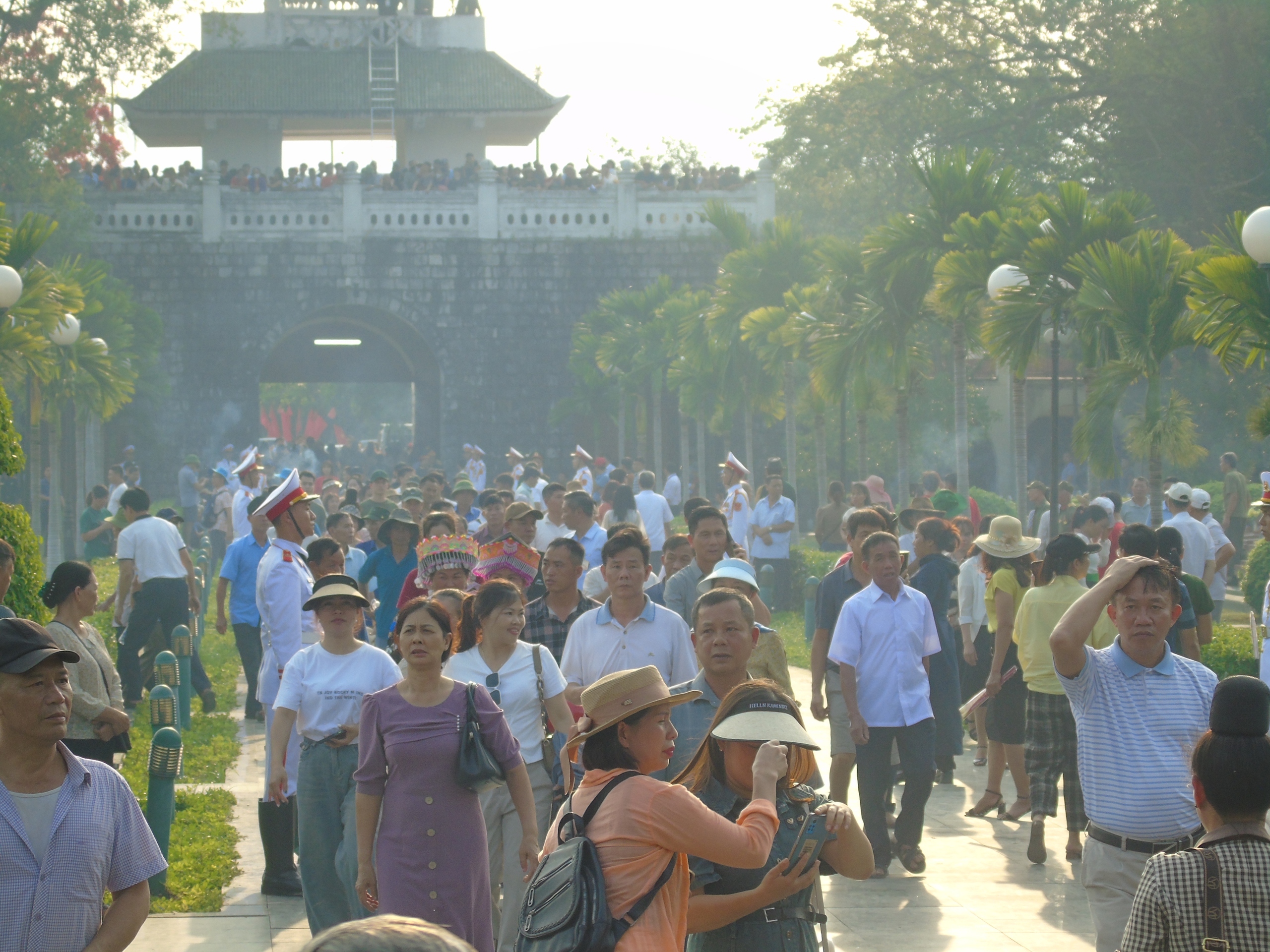 H&agrave;ng vạn du kh&aacute;ch đổ về Điện Bi&ecirc;n Phủ trước giờ đại lễ- Ảnh 7.