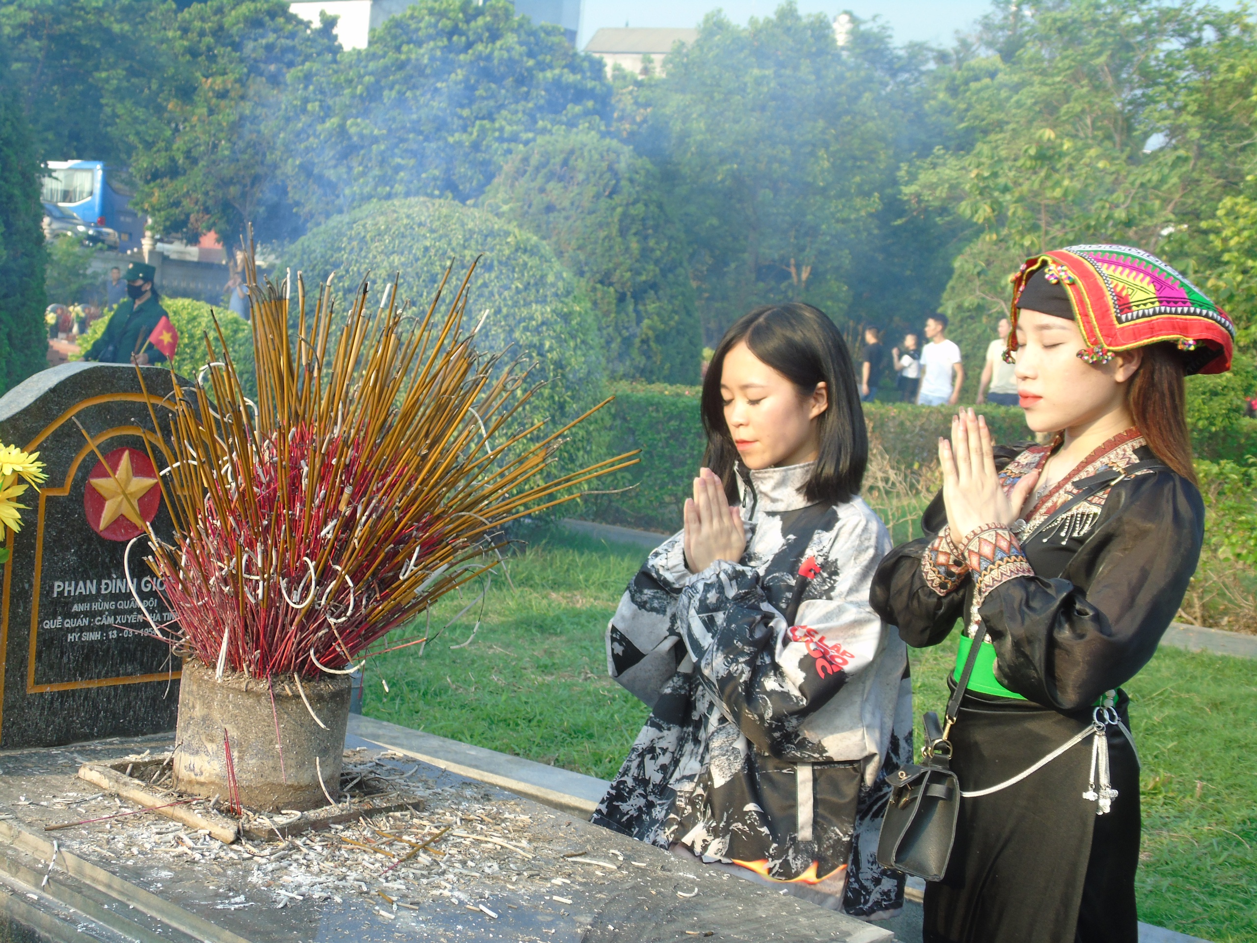 H&agrave;ng vạn du kh&aacute;ch đổ về Điện Bi&ecirc;n Phủ trước giờ đại lễ- Ảnh 19.