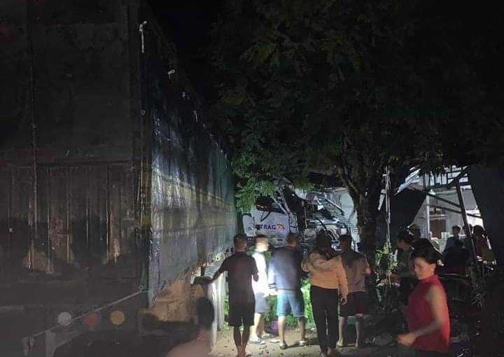 Xe tải lao v&agrave;o nh&agrave; d&acirc;n, 1 người tử vong, 7 người bị thương- Ảnh 2.