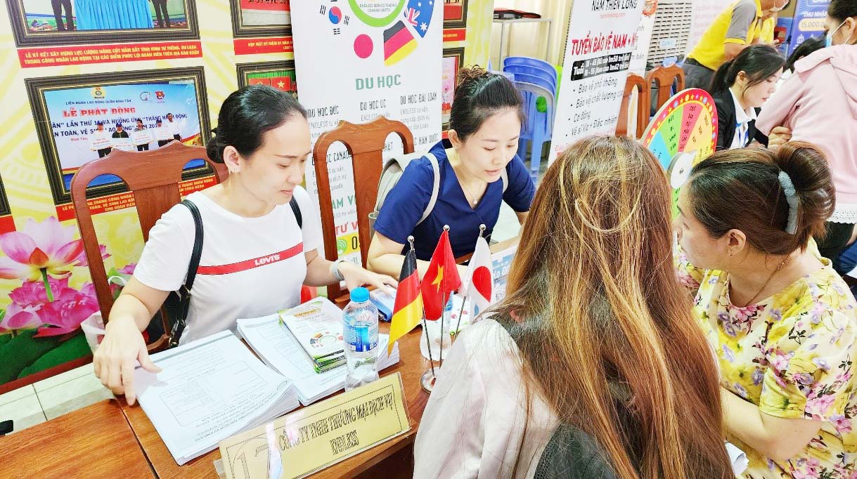 Người lao động tham gia s&agrave;n giao dịch việc l&agrave;m do Trung t&acirc;m Dịch vụ việc l&agrave;m TP HCM tổ chức